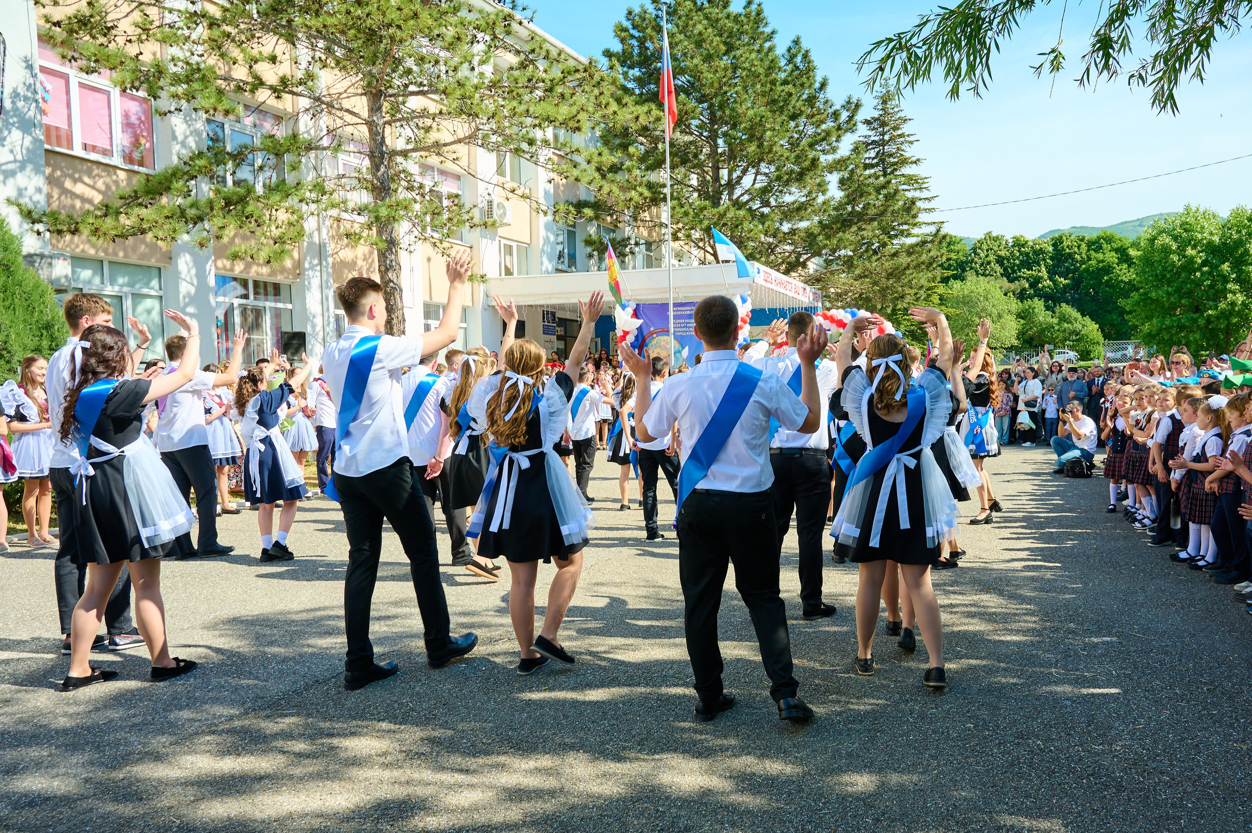 Последний звонок 2025. Жизнь курорта Кабардинка в фотографиях