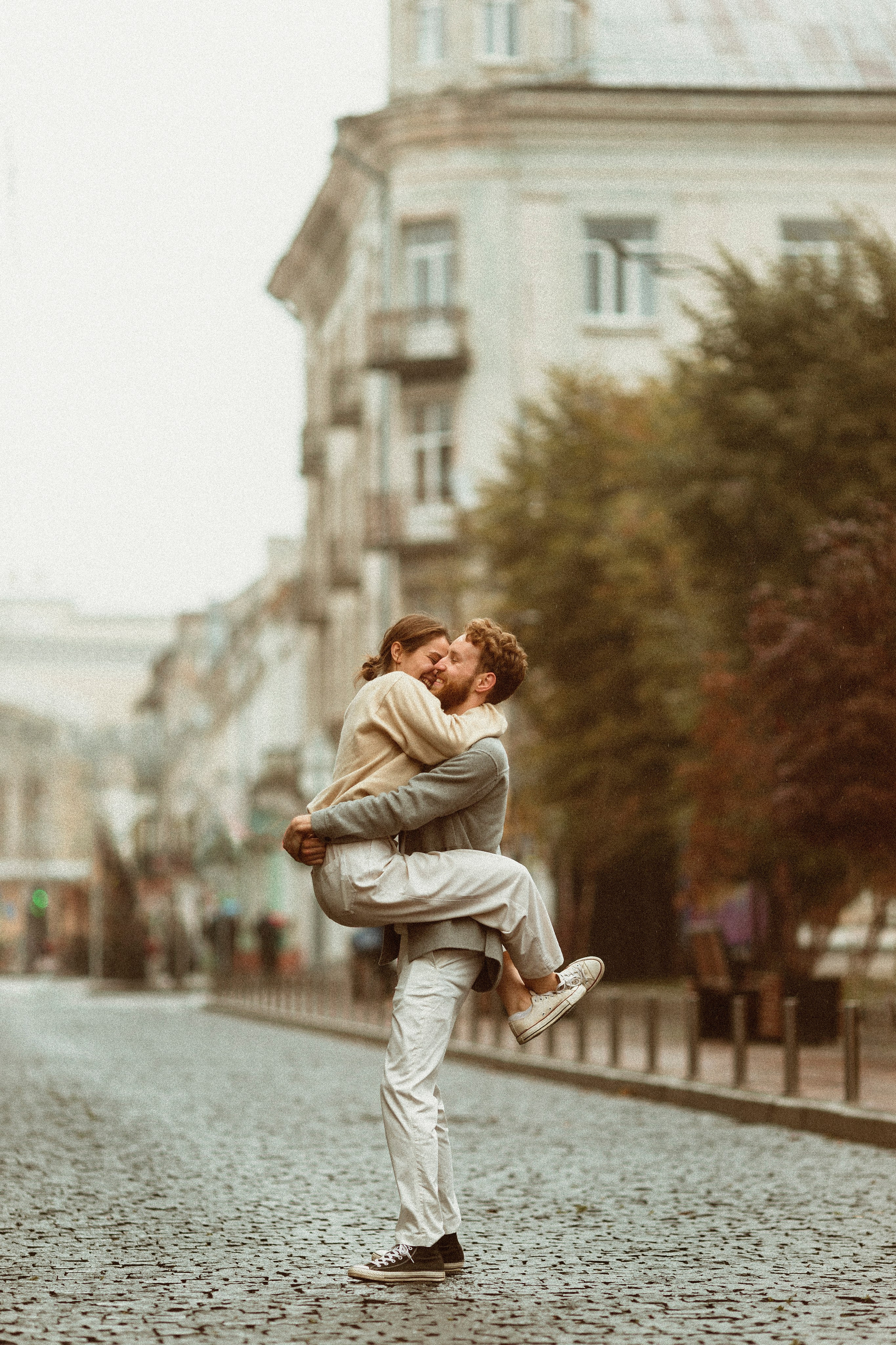 ПРОГУЛКА ПАВЛА И КАТИ ПОД ДОЖДËМ. Свадебный фотограф в Санкт-Петербурге Алиса Беликова