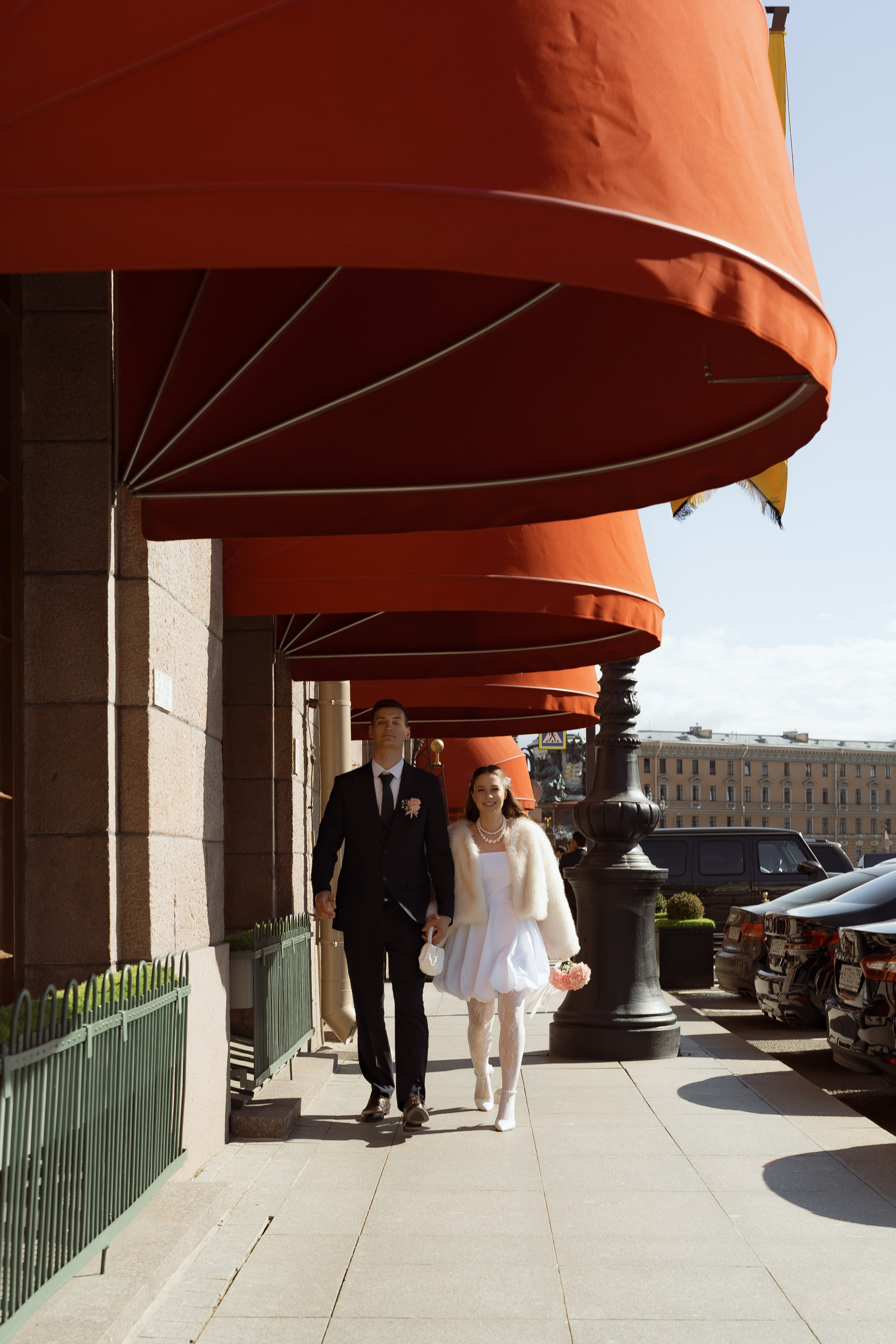 Милена и Данил на площади перед собором