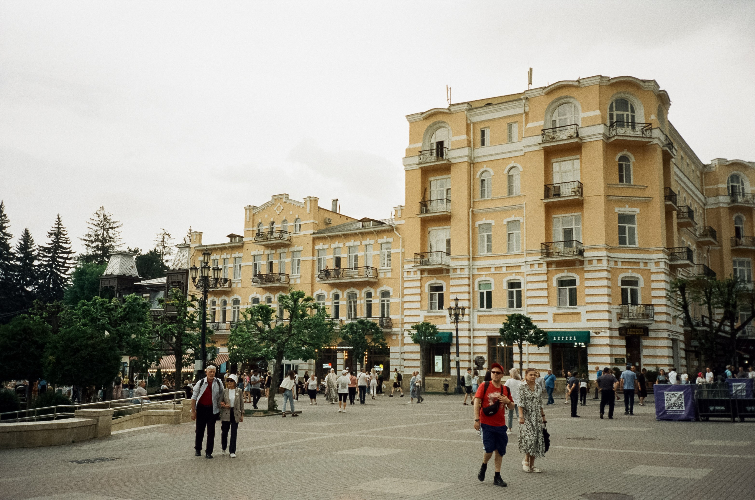 Прогулка по Курортному проспекту и Чебурашка. Кисловодск. Фотограф-документалист Мария Осокина