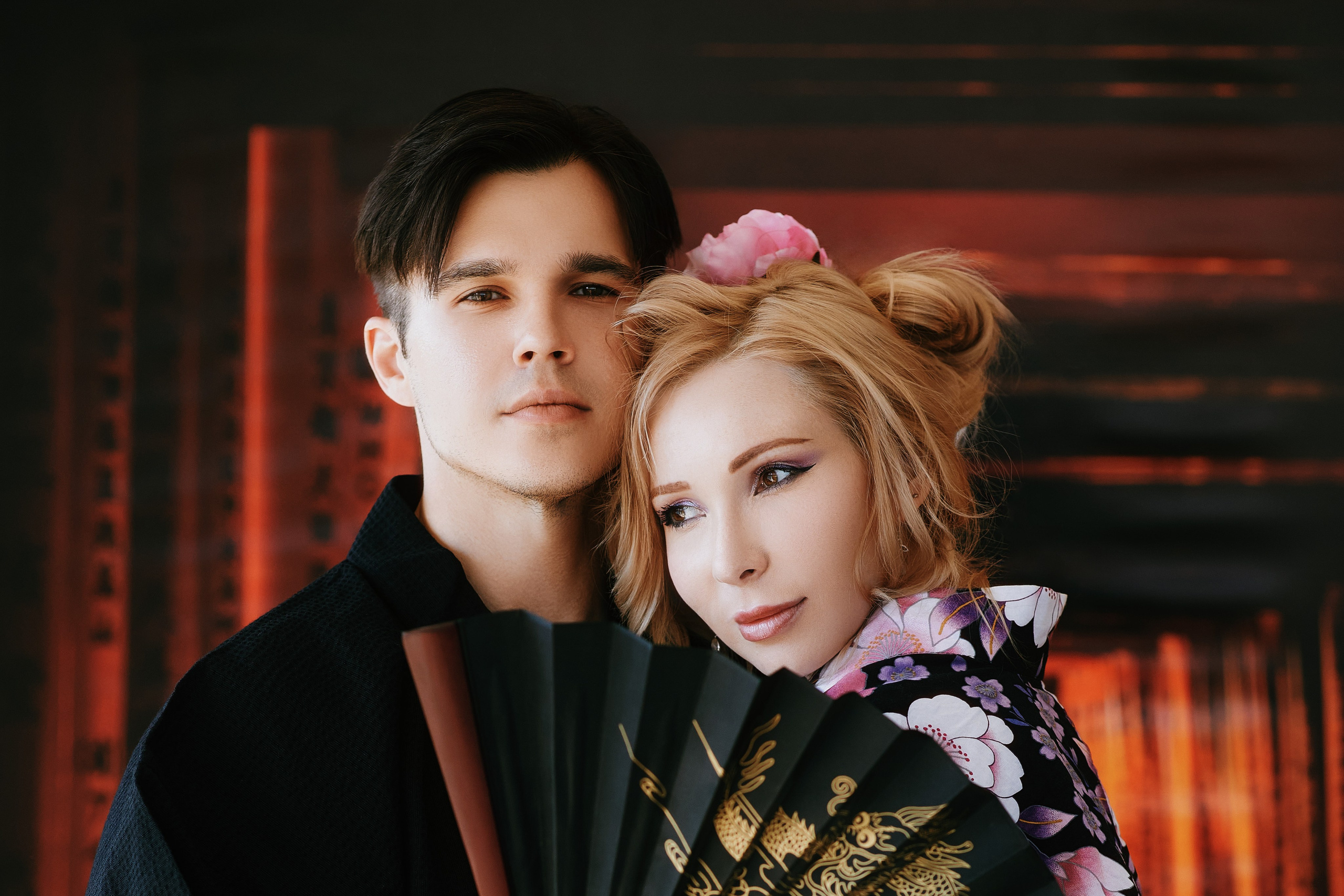 Красивая пара в кимоно - портрет влюблённых крупным планом