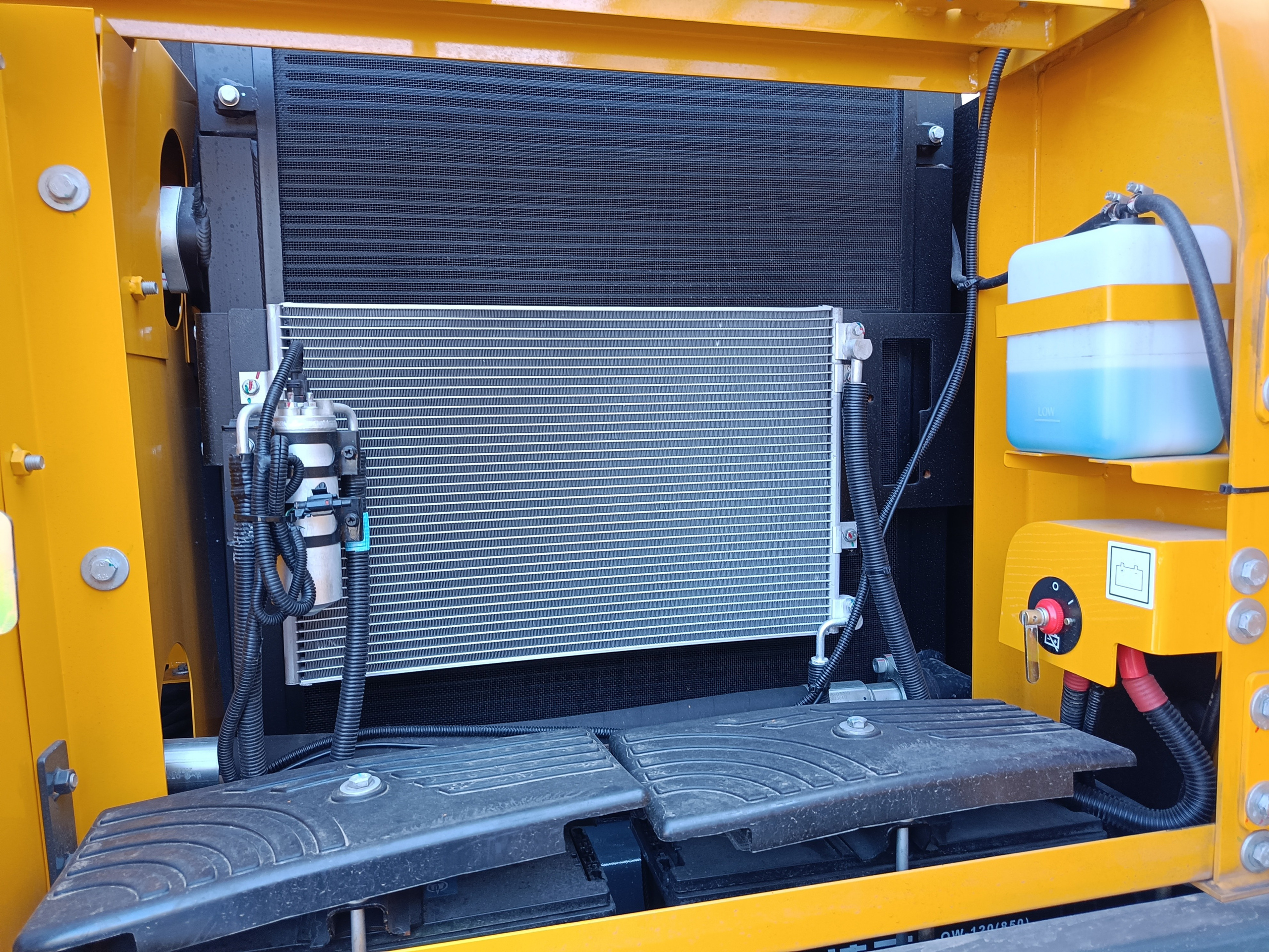 Фото гус. экс. Beezone В210EW. Продажа и обслуживание грузовой техники и спецтехники в г. Новосибирск компания СТИ