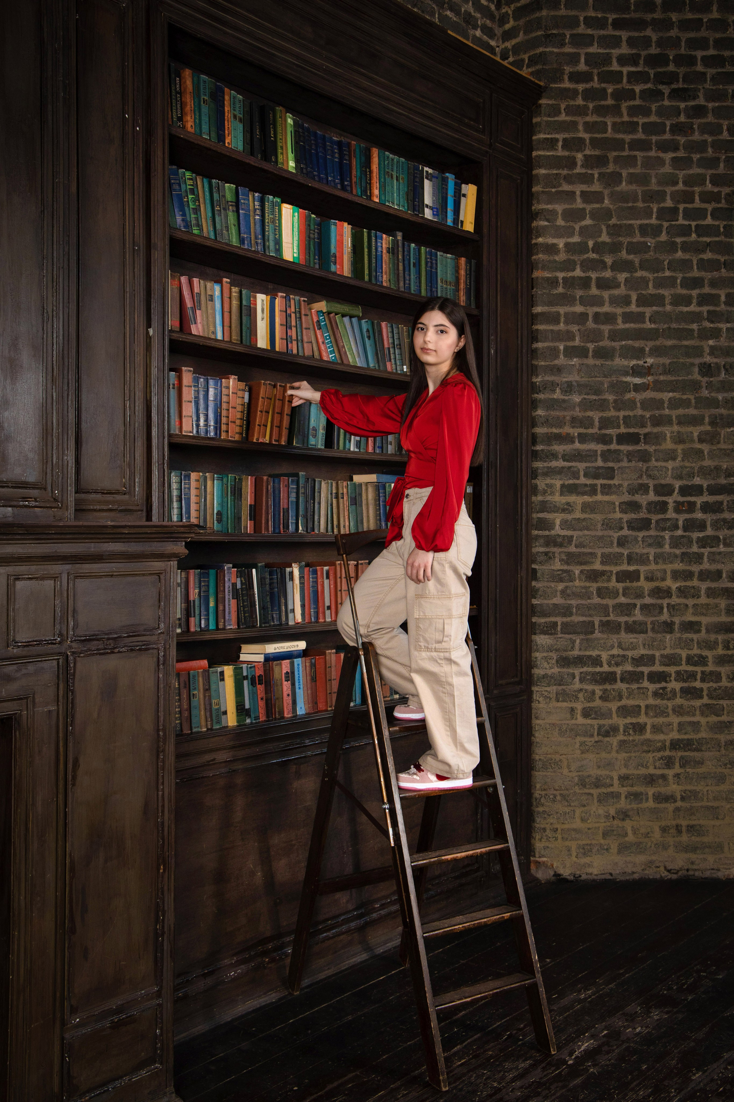 Зал York для школьной фотосессии в студии. Выпускные альбомы в Москве и Подмосковье