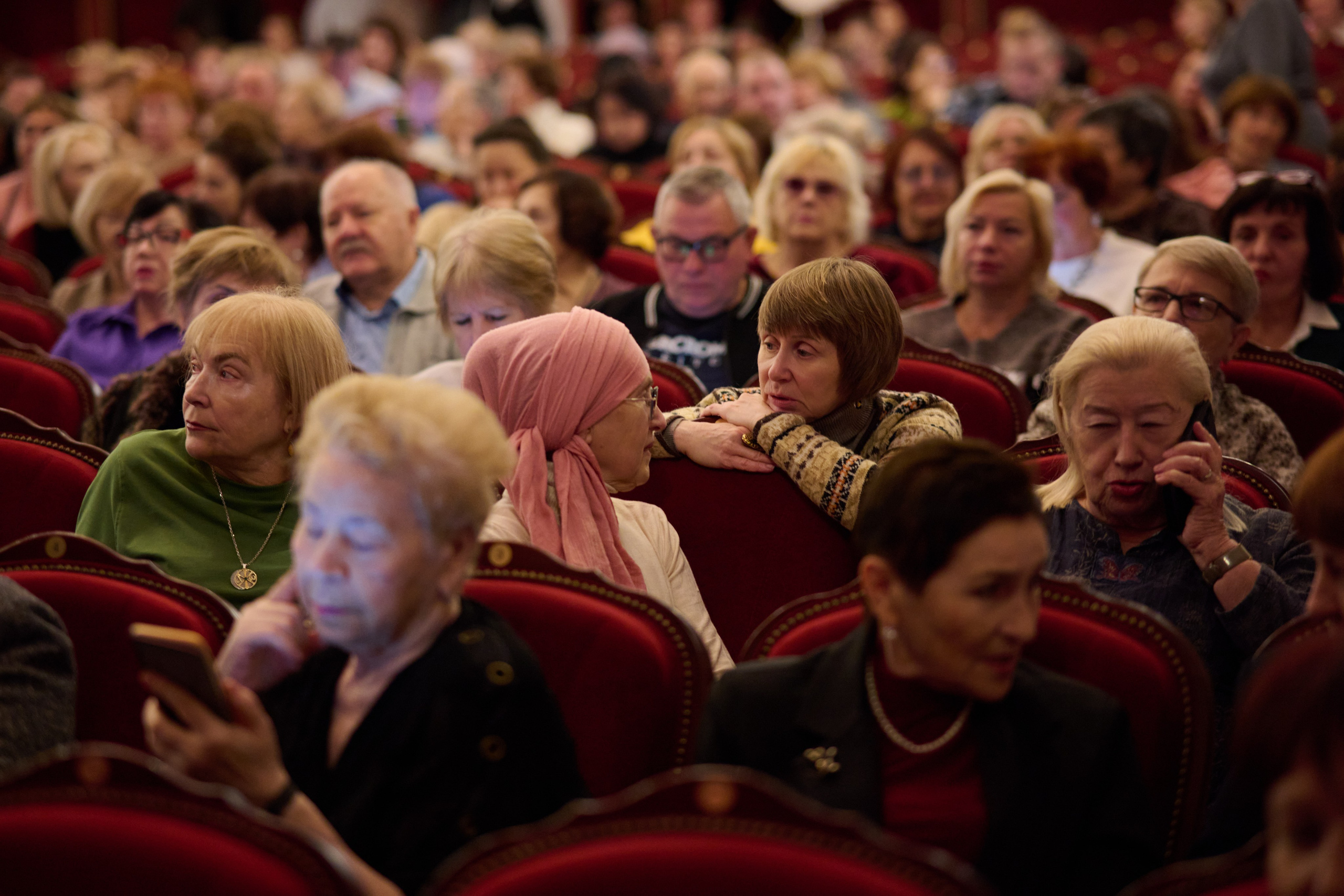 Полный зал на оперном спектакле — внимание зрителей приковано к действию на сцене