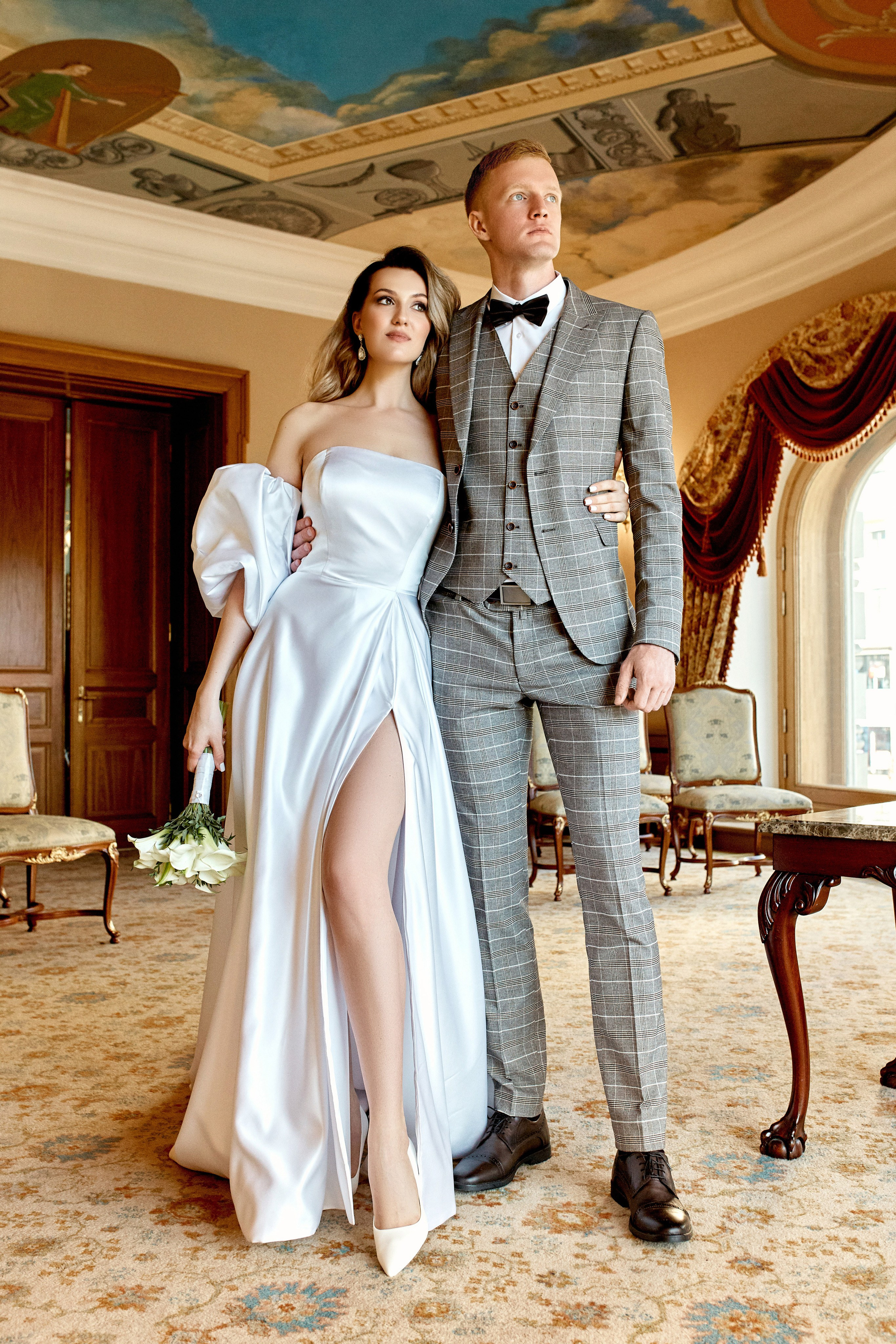 Истинный специалист в своей области сможет качественно провести фотосессию, не мешать процессу, при этом не упустив ни одного важного момента. Также он поможет подобрать подходящую команду подготовки и проведения свадьбы, подскажет лучшие решения в соответствии с вашими требованиями и ожиданиями.