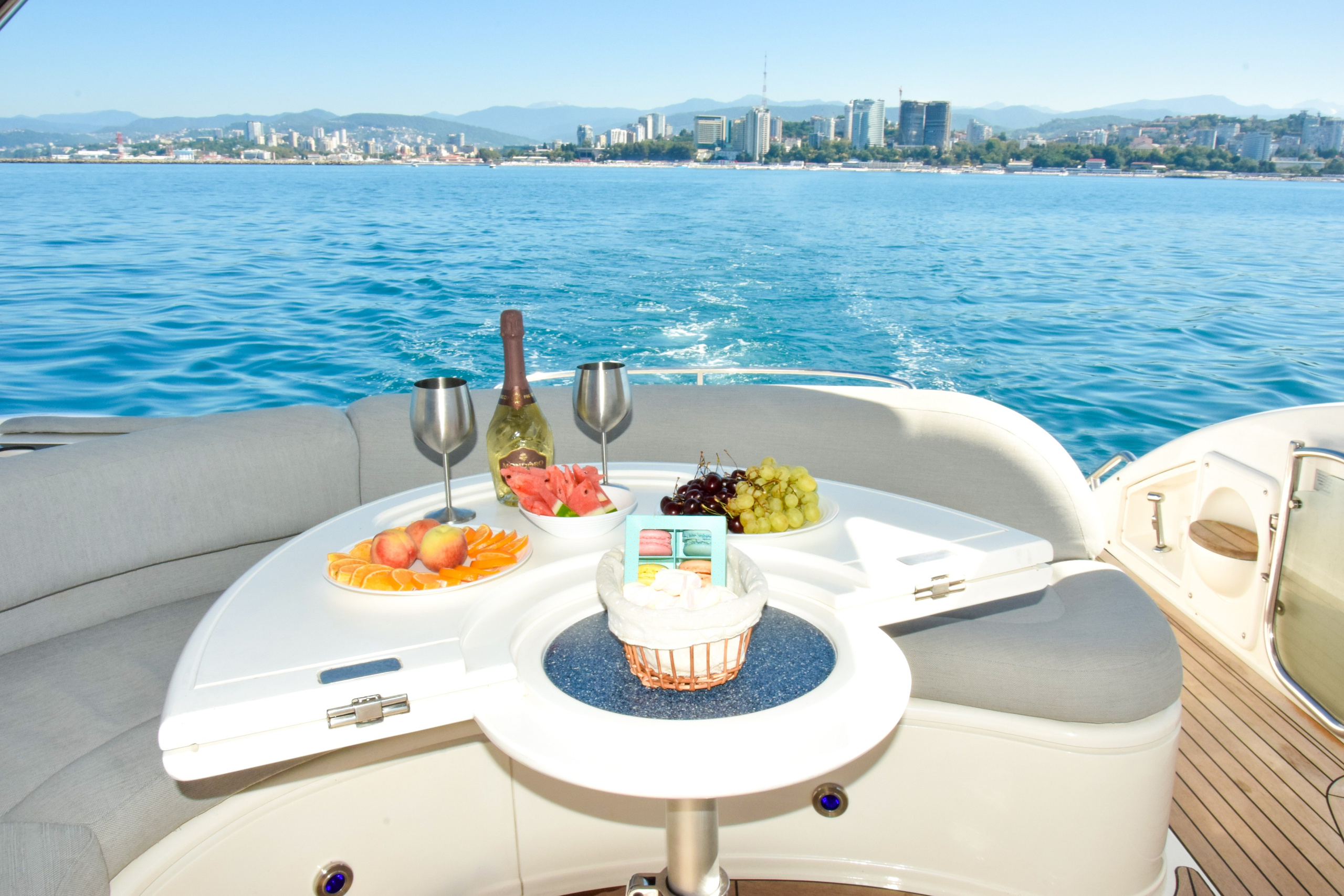 Катер Миура Аренда Яхты в Сочи Яхтанаморе YACHTNAMORE YACHTANAMORE