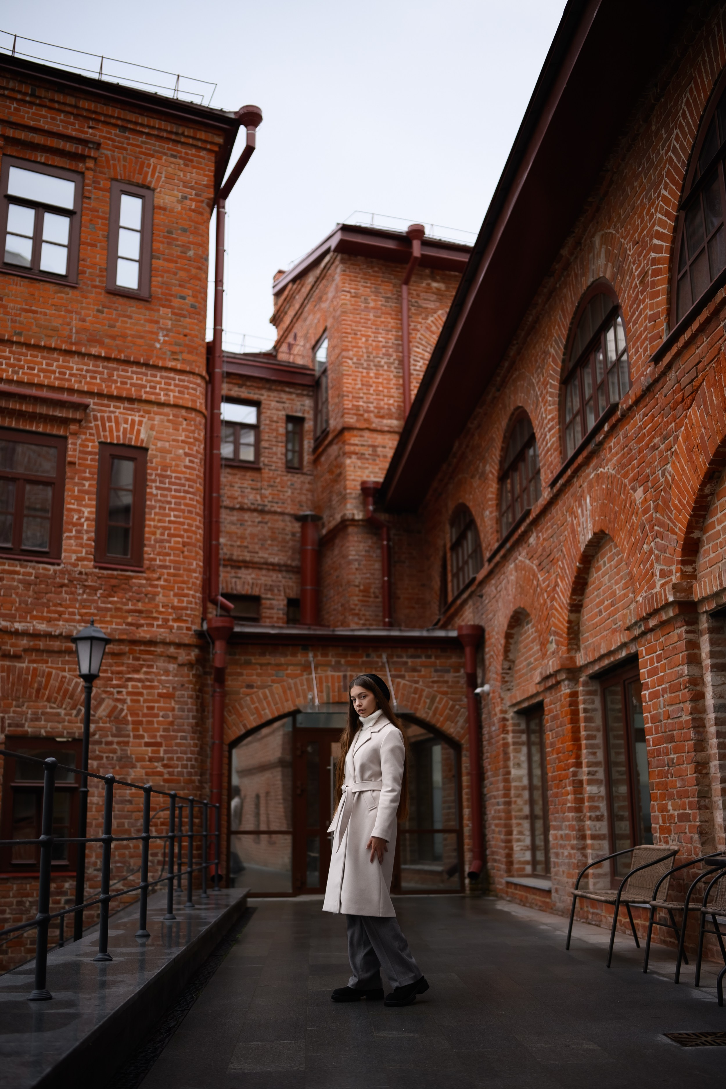 Тёплая осенняя фотосессия в Казани для девушки в пальто и берете