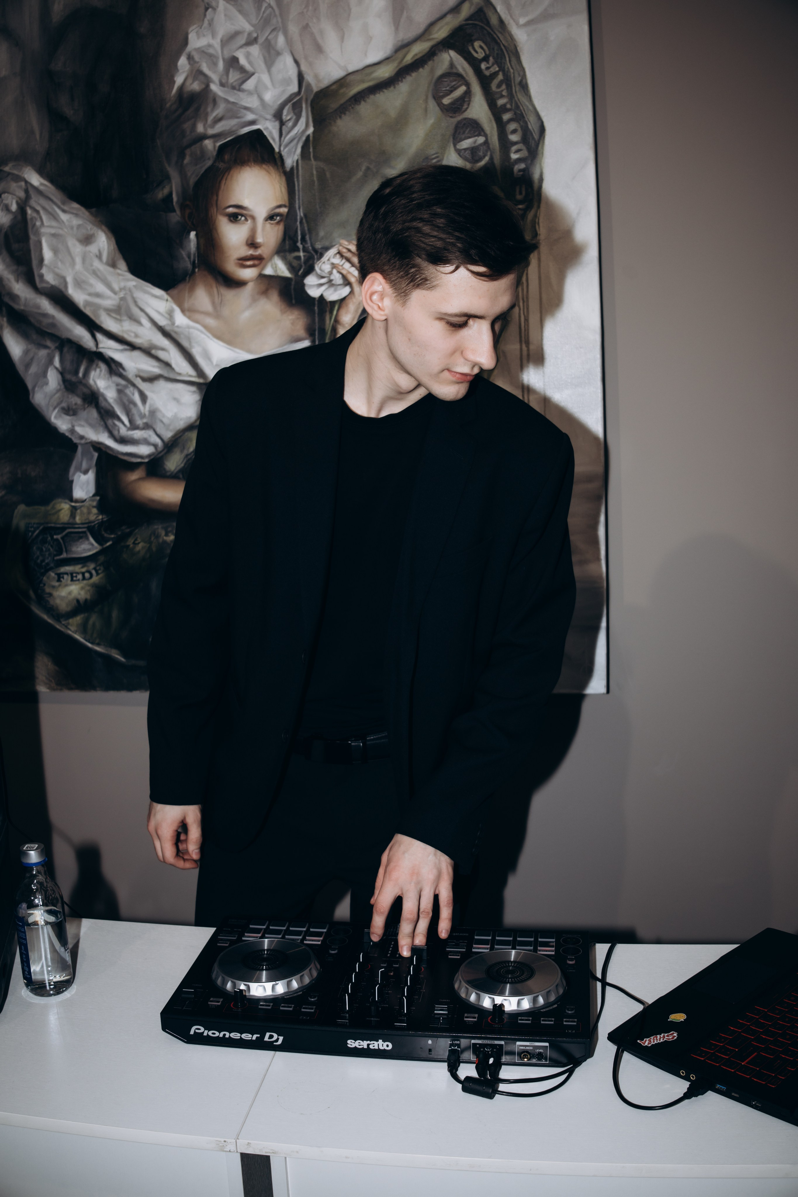 репортажная фотосъемка выставки художницы дарьи санатиной-диджей играет музыку