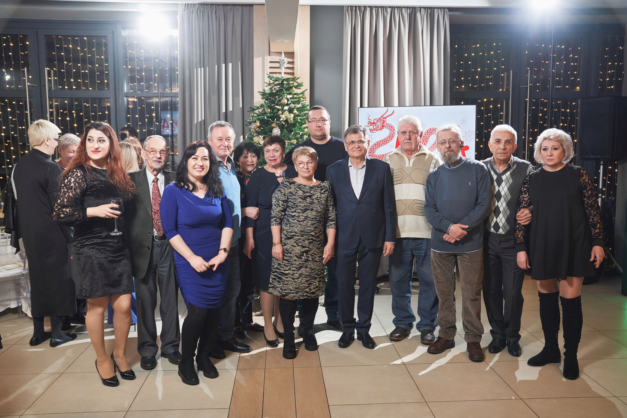 групповое фото в банкетном зале ресторана Медуза на фоне новогодней ёлки