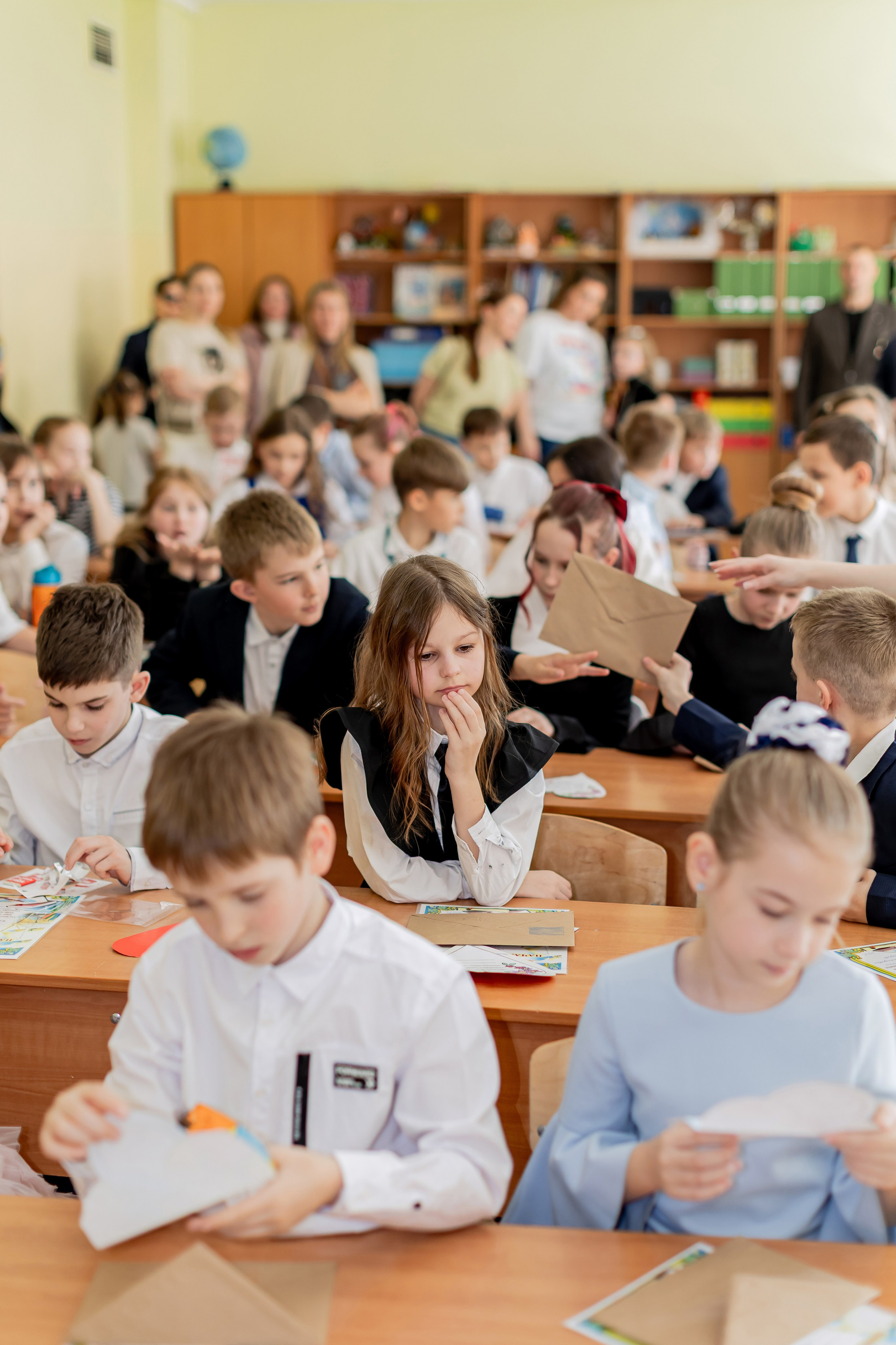 Выпускной в начальной школе в классе. Фотограф и видеограф Москва. Свадебный фотограф, видеограф. Выпускные альбомы. Оживающие альбомы