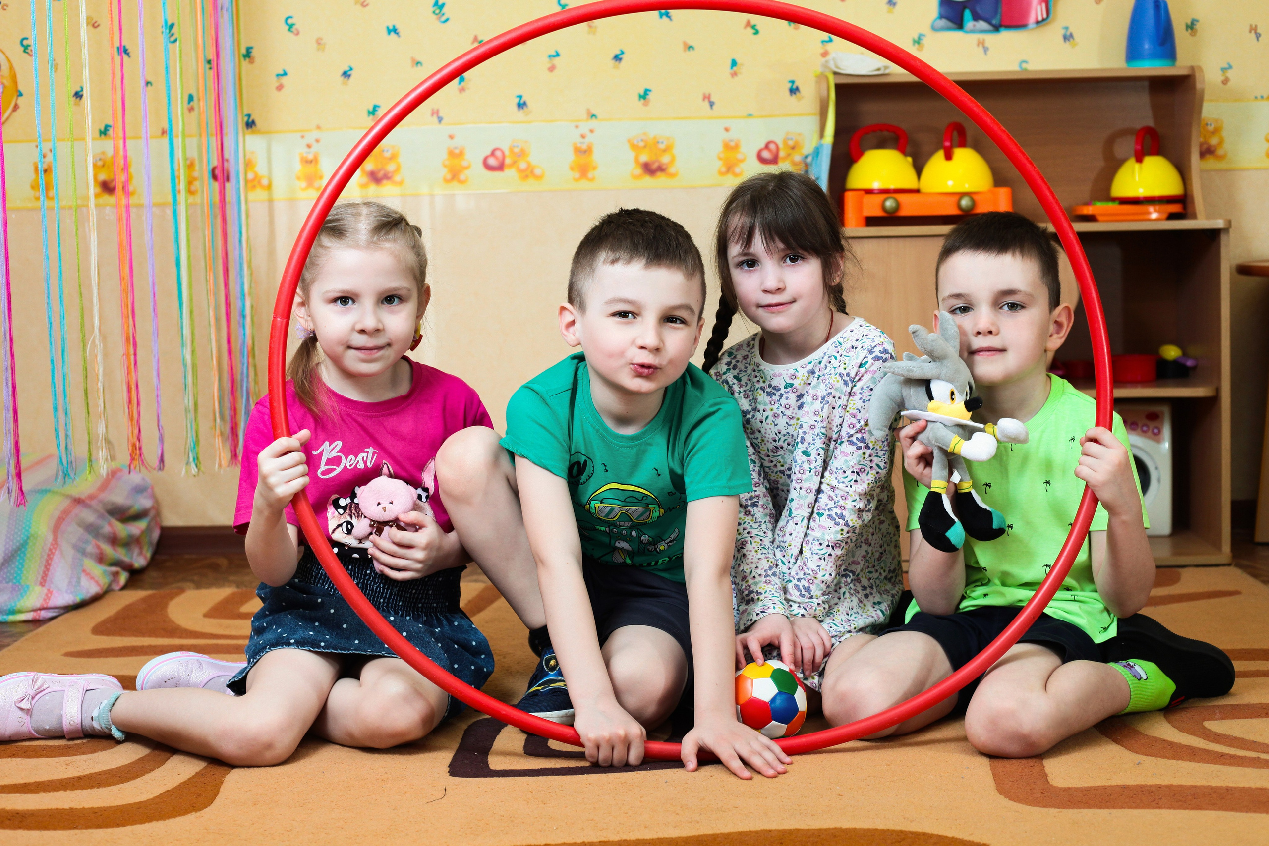 Групповая фотография детей во время съемки для выпускных альбомов