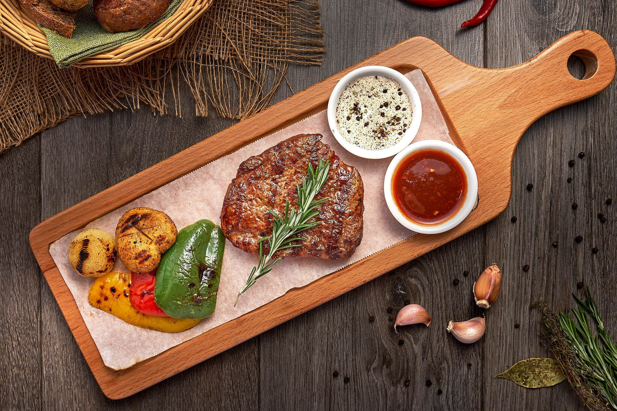 Мясная закуска на деревянной доске с соусами, сервировка для бара