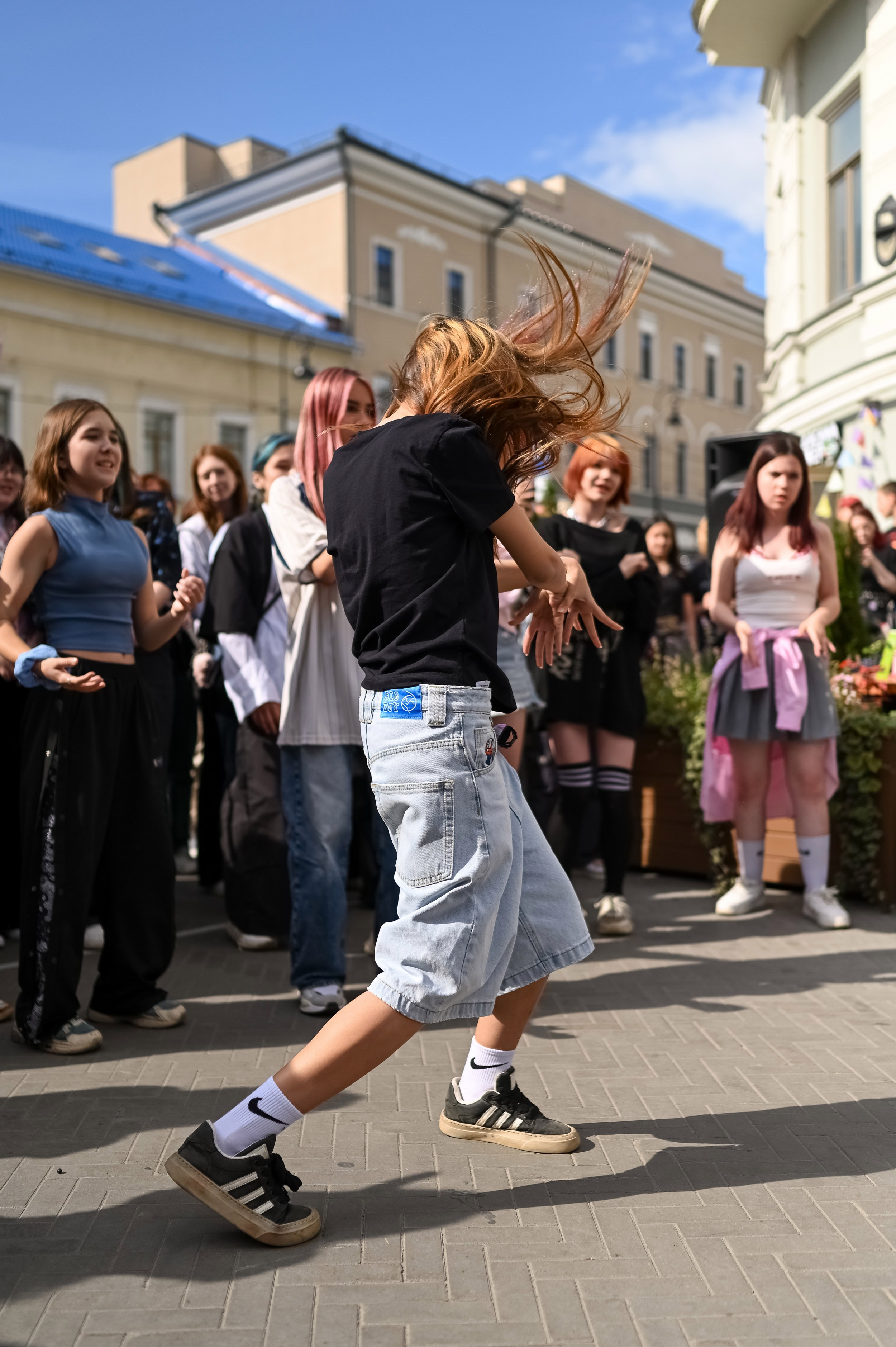 Репортажный фотограф Алексей Клейменов фиксирует участников танцевального баттла в кафе HOT POT в Казани
