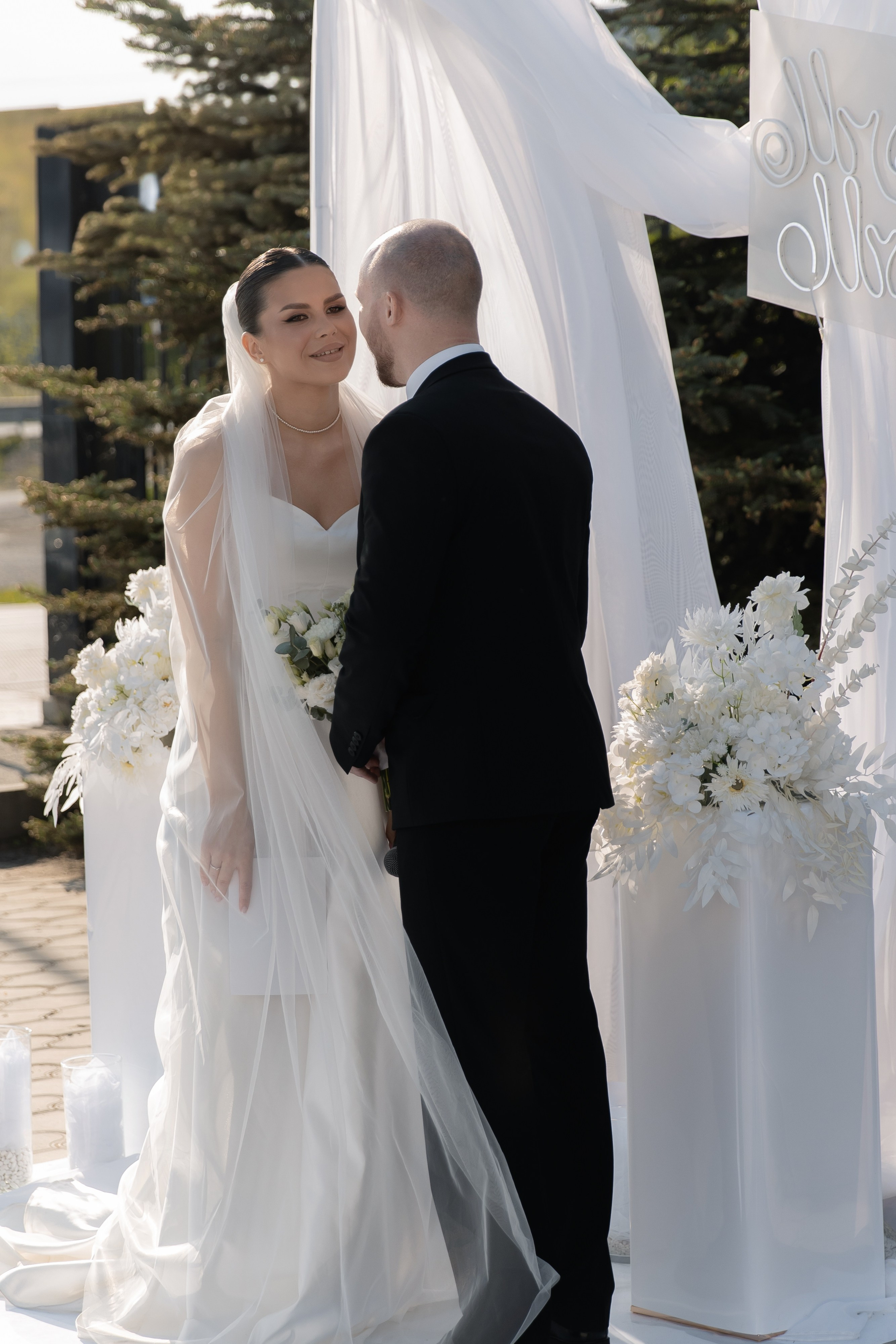 Я создаю профессиональные фотографии, которые сохраняют эмоции, детали и атмосферу вашего праздника. Свадебный фотограф во Владивостоке