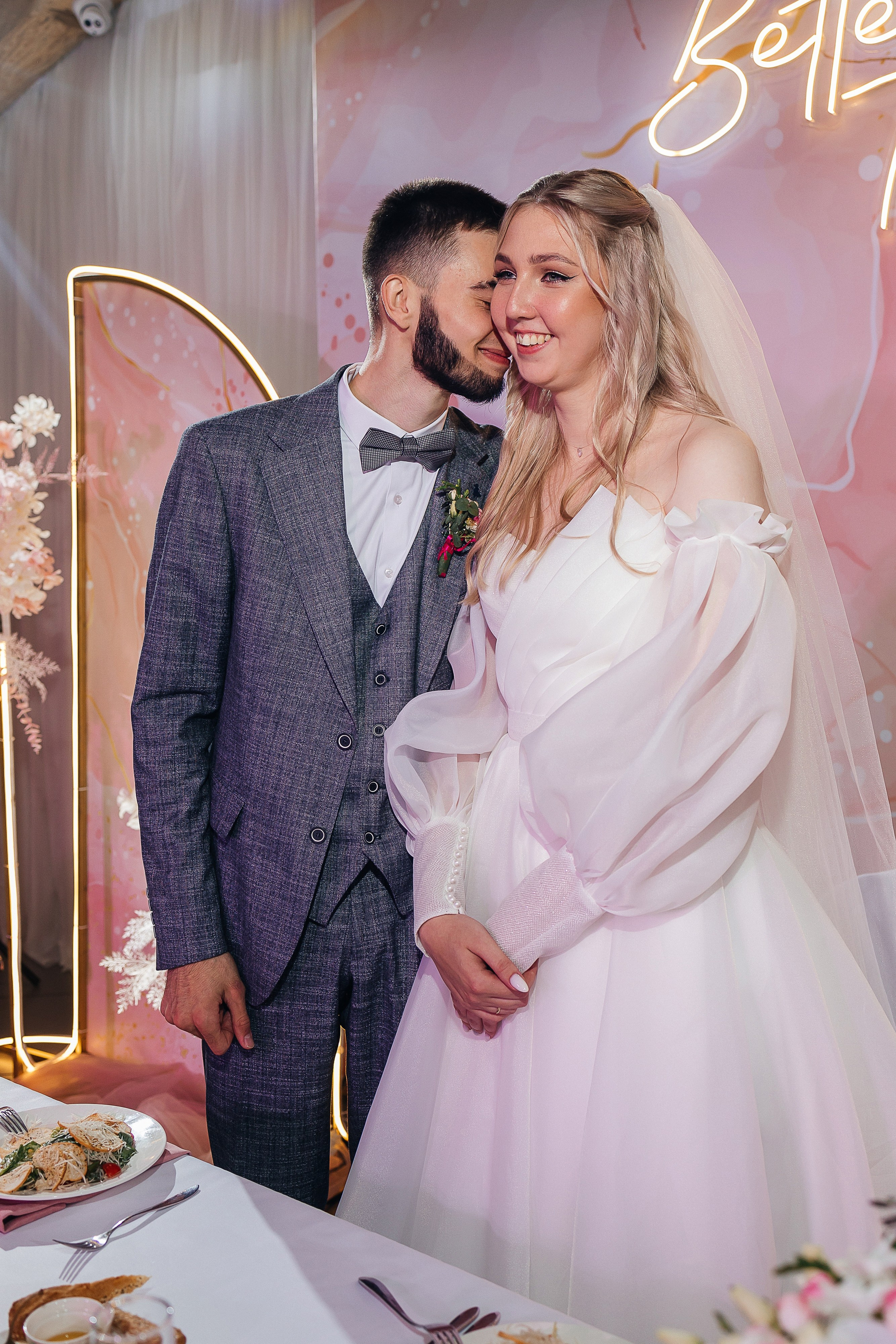 Чувственная первая встреча пары в отеле. Олег Сверчков | Свадебный фотограф Вологда