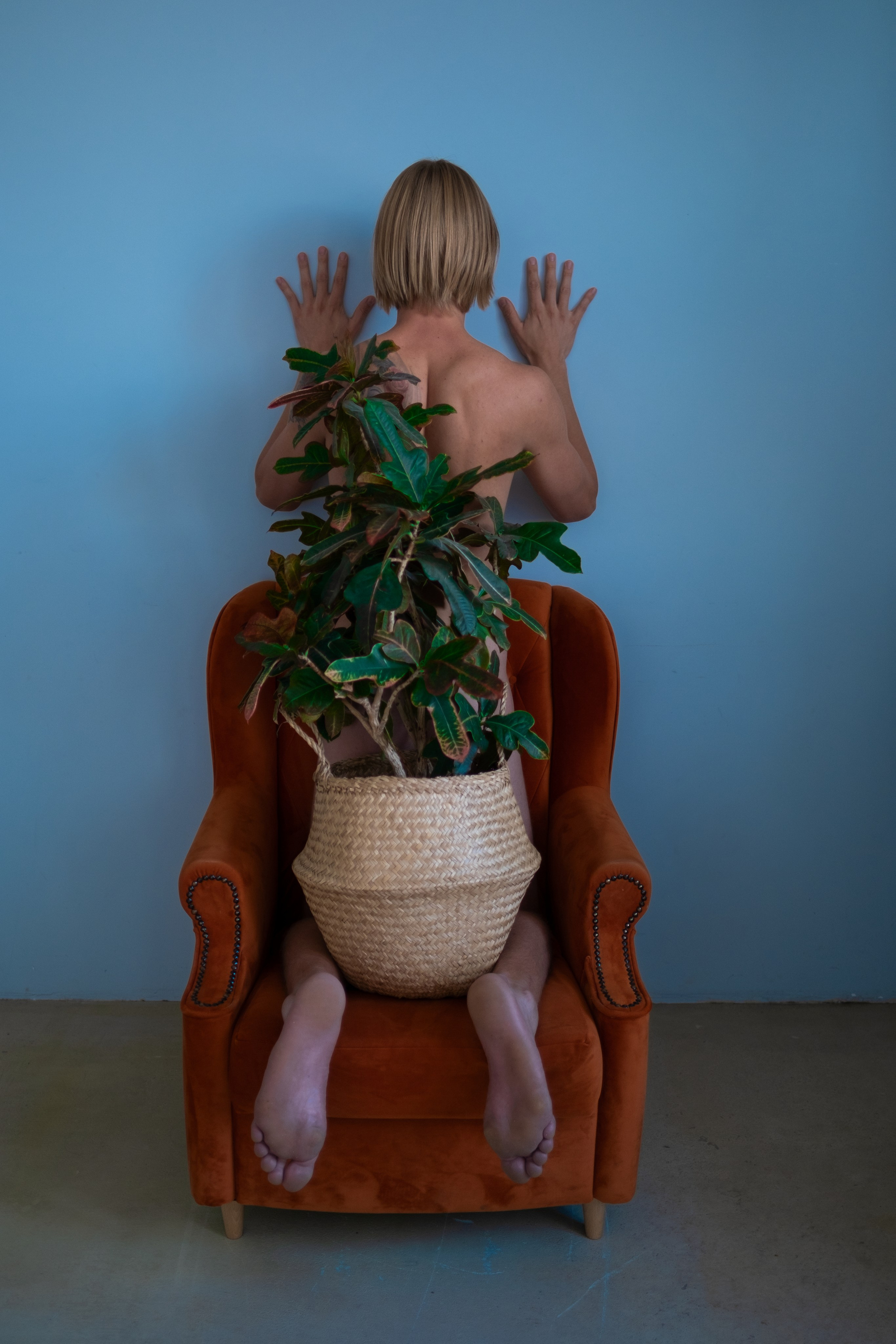 Abstract nude female portrait in soft natural light. Focus on form, emotion, and quiet absence. An intimate fine-art nude exploring the space between presence and disappearance. Shot in ambient light with minimalist aesthetic. Размытая ню-композиция. Женское тело в состоянии покоя, абстракция. Минималистичный кадр фрагмента женского тела в контрастном свете. Художественная ню-фотография, игра текстур. Художественный портрет обнажённой женщины. Светлая сцена, ню-фотография, атмосфера статуи и тишины. Ню в тёплом освещении, женская фигура в статичной позе. Художественное изображение тела, текстуры и свет. фотограф ню. art nude photography photographer