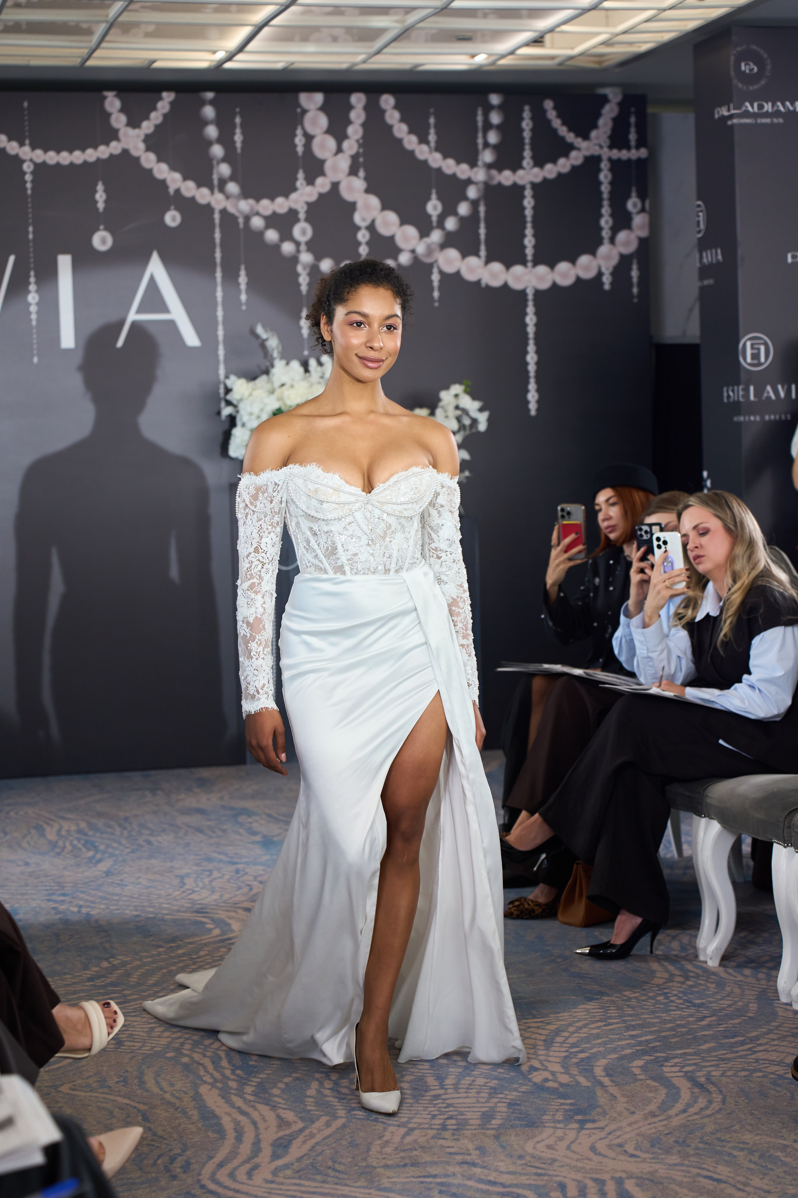 Репортажный фотограф. Показ свадебных платьев в Москве. Репортажный фотограф в Москве Вадим Галанин