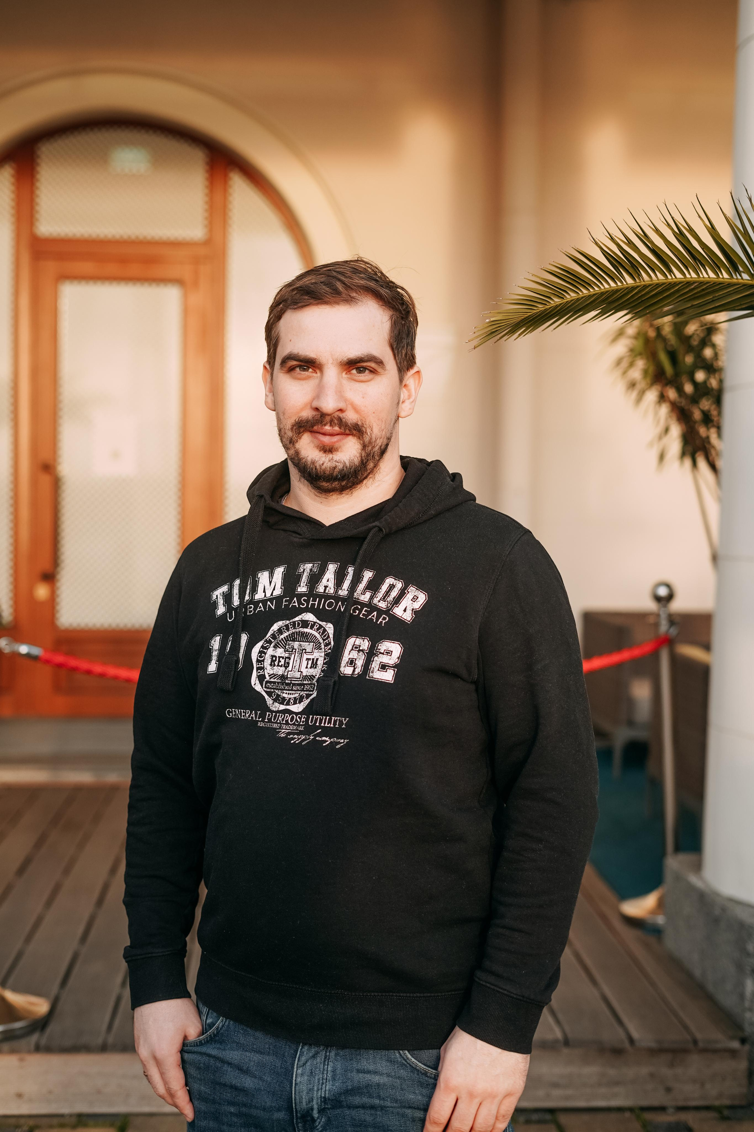 Артем, Надя, Миша, Коля и Федя в морском порту Сочи. Фотограф в Сочи и Абхазии | Фототуры | September Air