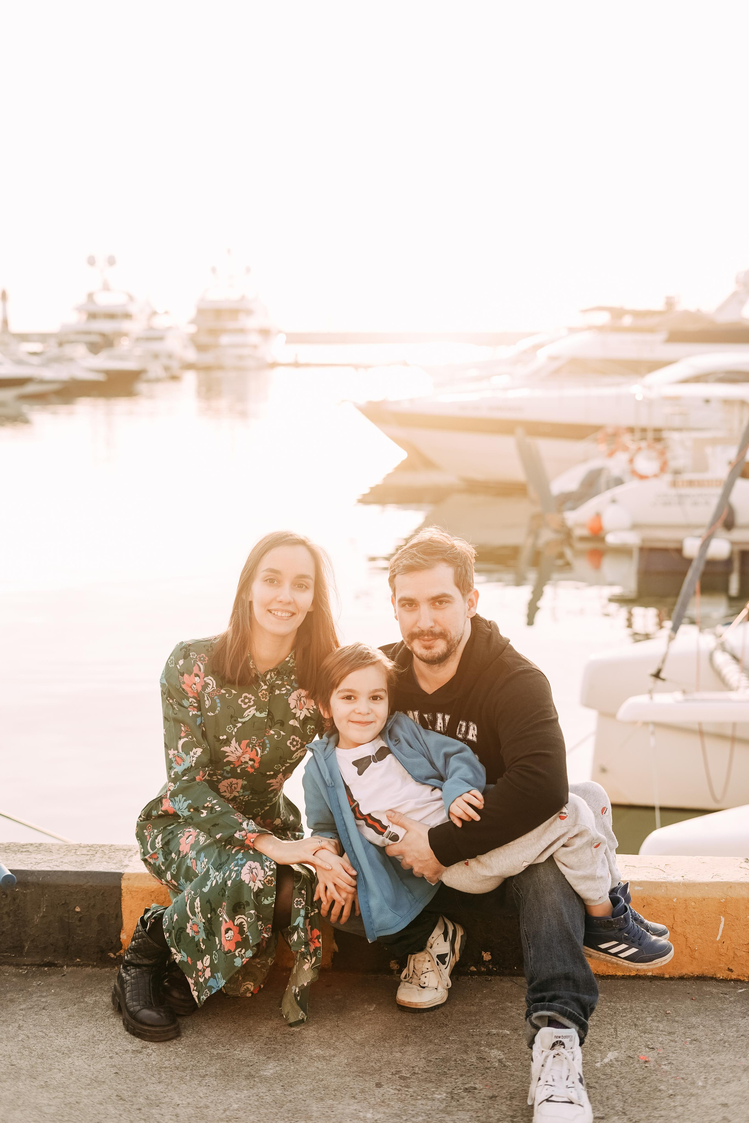 Артем, Надя, Миша, Коля и Федя в морском порту Сочи. Фотограф в Сочи и Абхазии | Фототуры | September Air