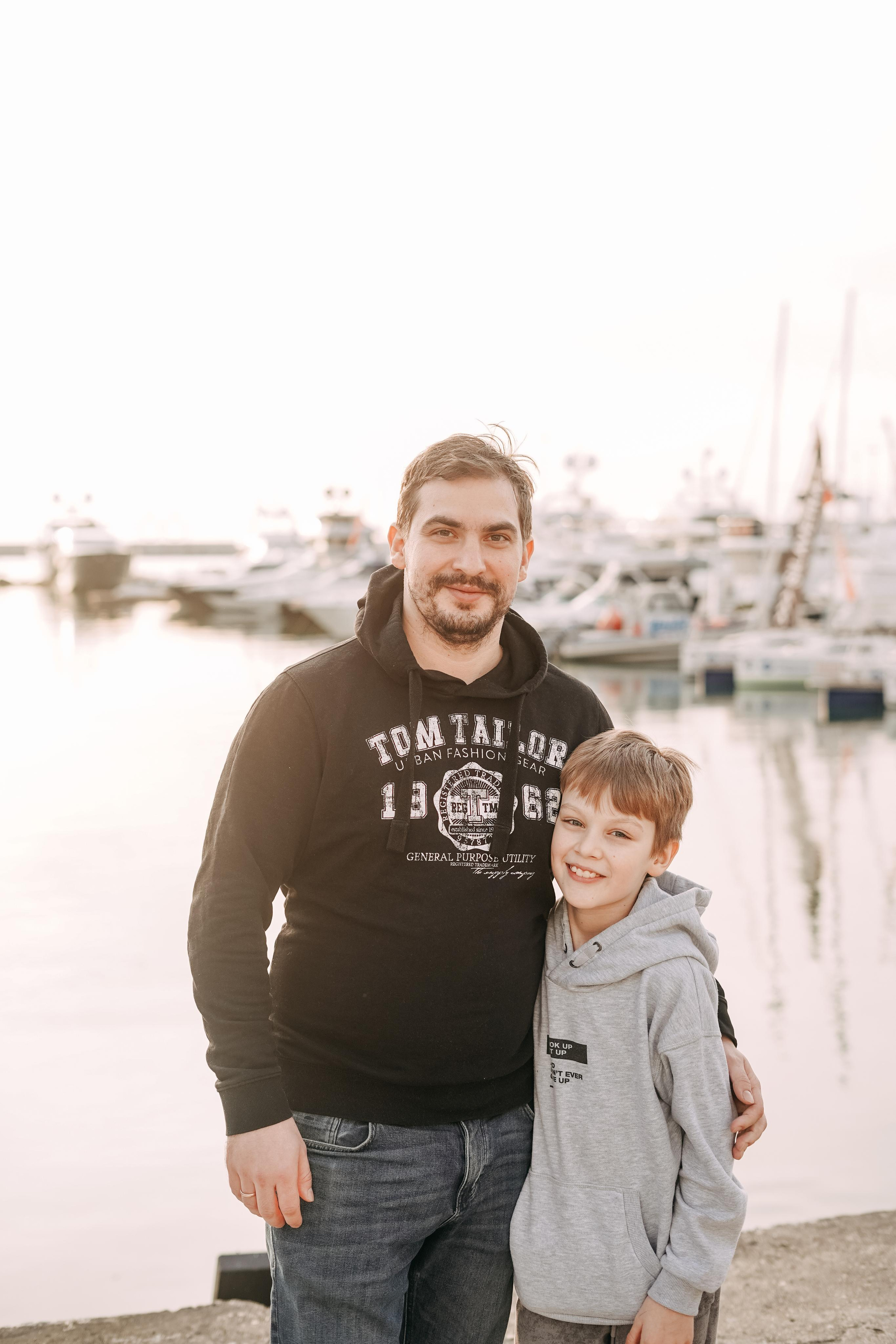 Артем, Надя, Миша, Коля и Федя в морском порту Сочи. Фотограф в Сочи и Абхазии | Фототуры | September Air