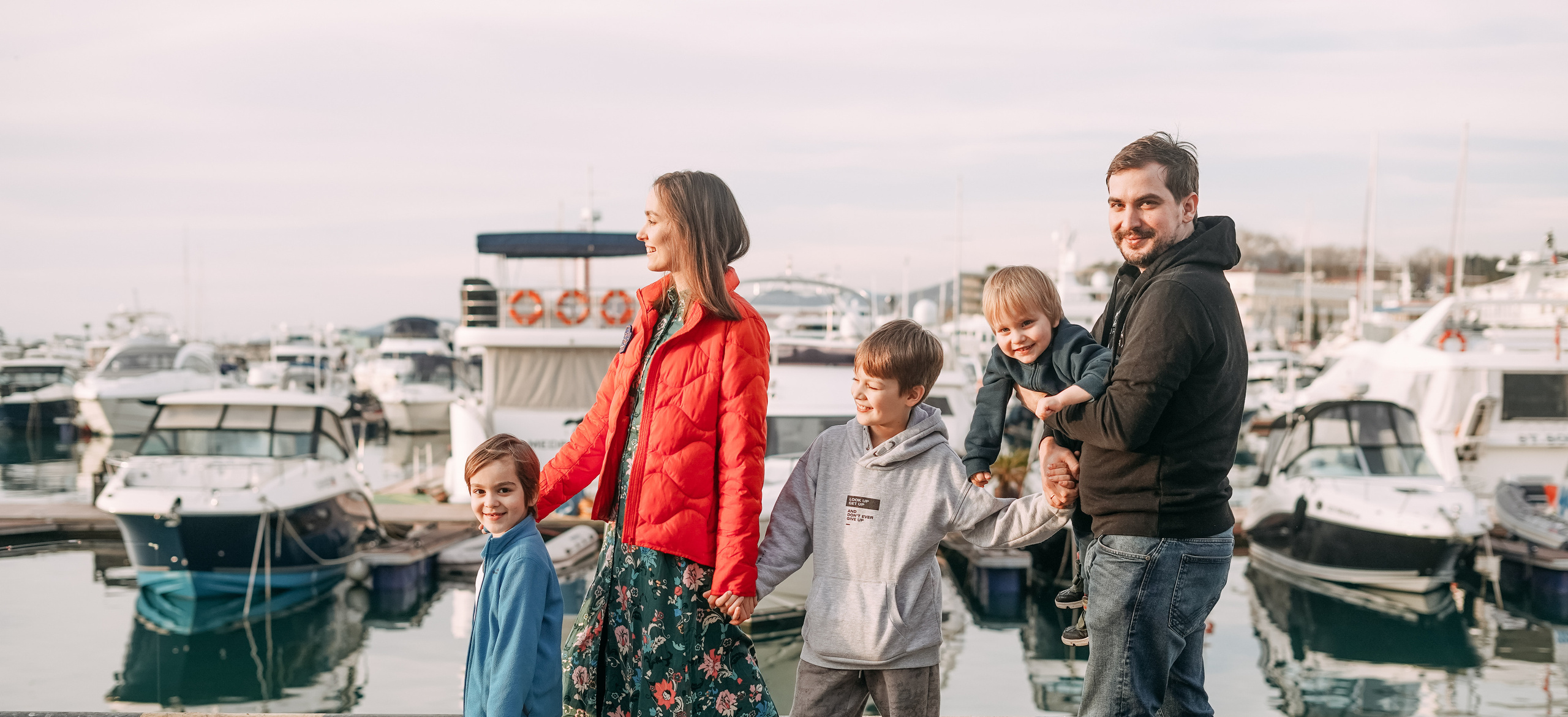 Артем, Надя, Миша, Коля и Федя в морском порту Сочи. Фотограф в Сочи и Абхазии | Фототуры | September Air