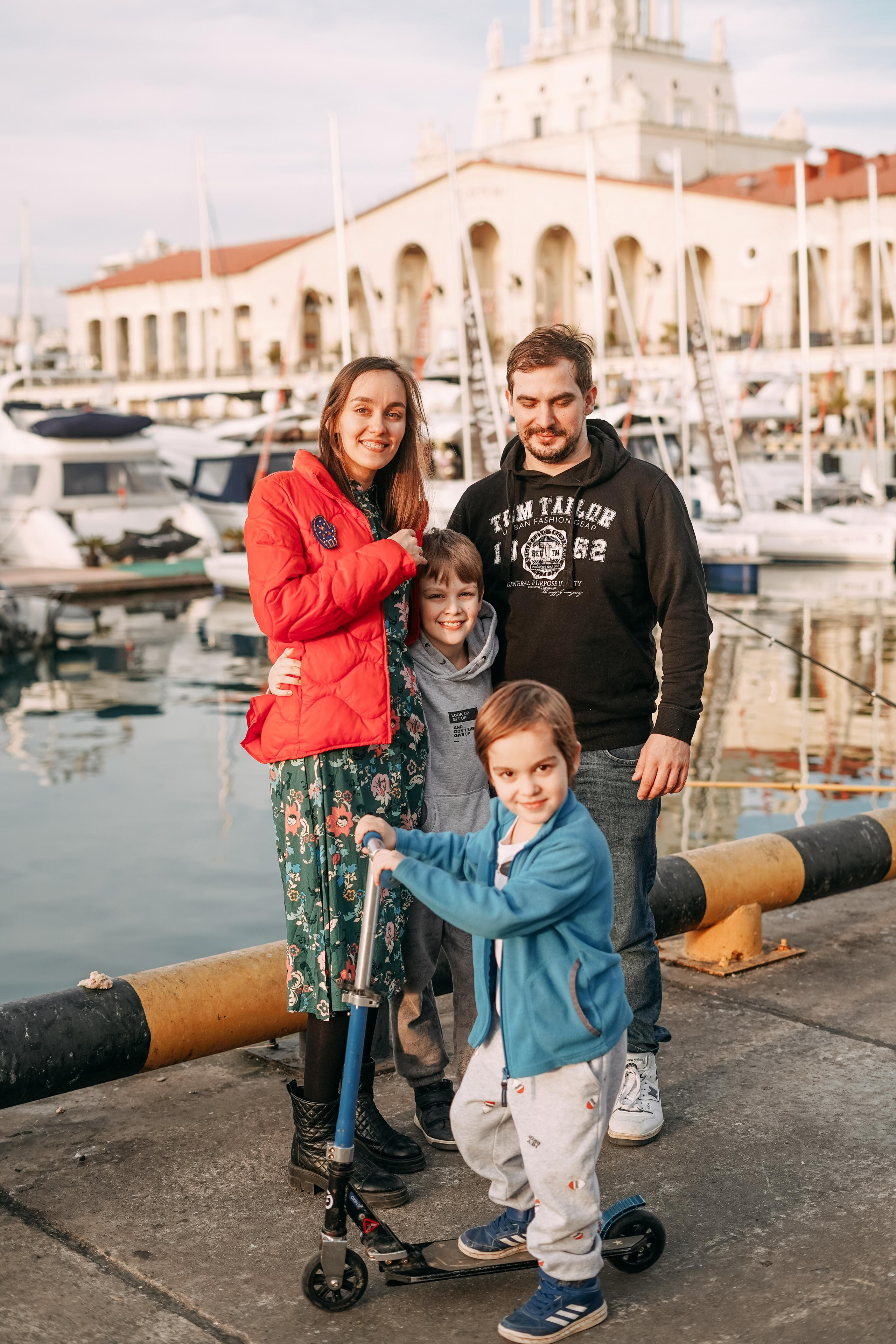 Артем, Надя, Миша, Коля и Федя в морском порту Сочи. Фотограф в Сочи и Абхазии | Фототуры | September Air