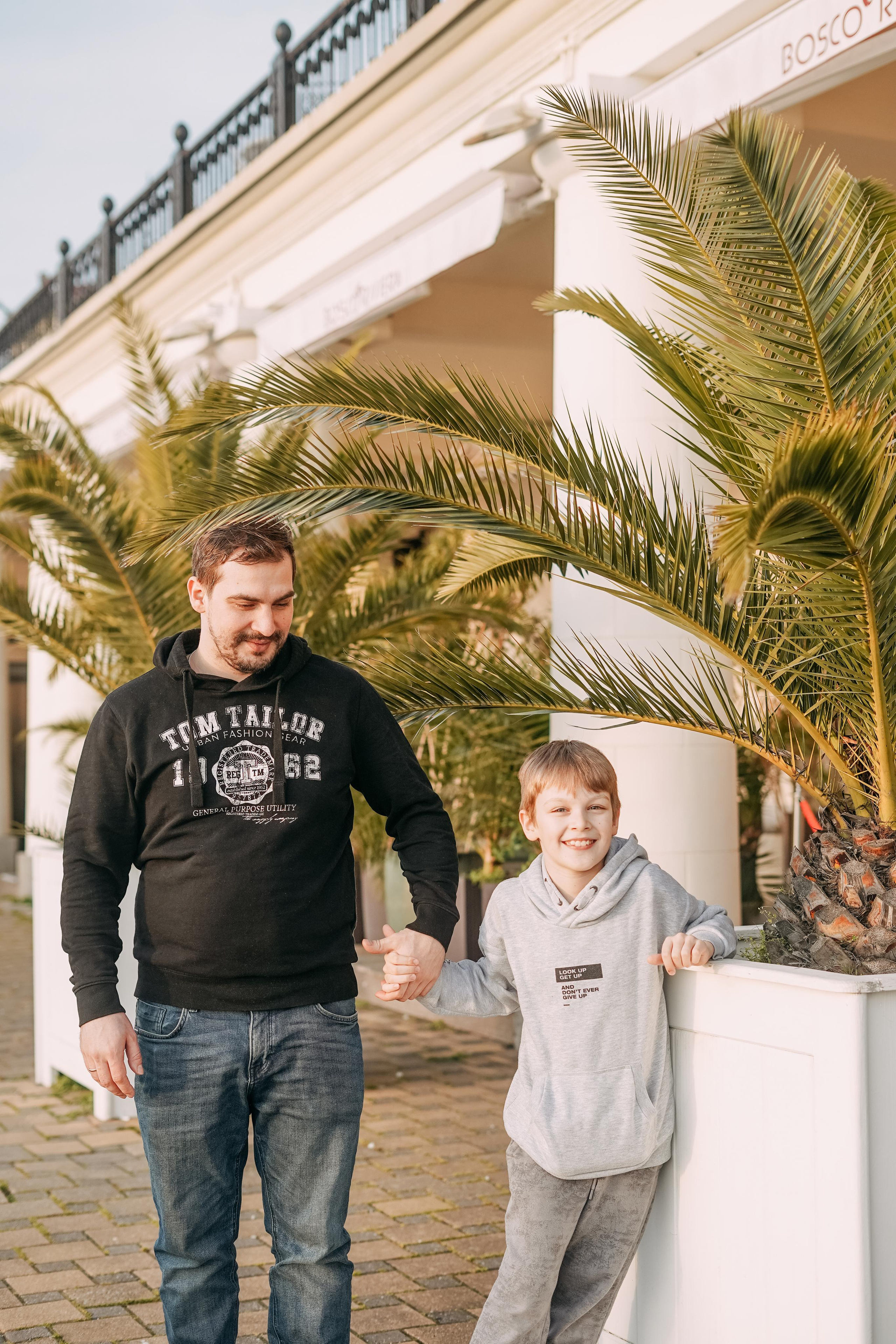 Артем, Надя, Миша, Коля и Федя в морском порту Сочи. Фотограф в Сочи и Абхазии | Фототуры | September Air