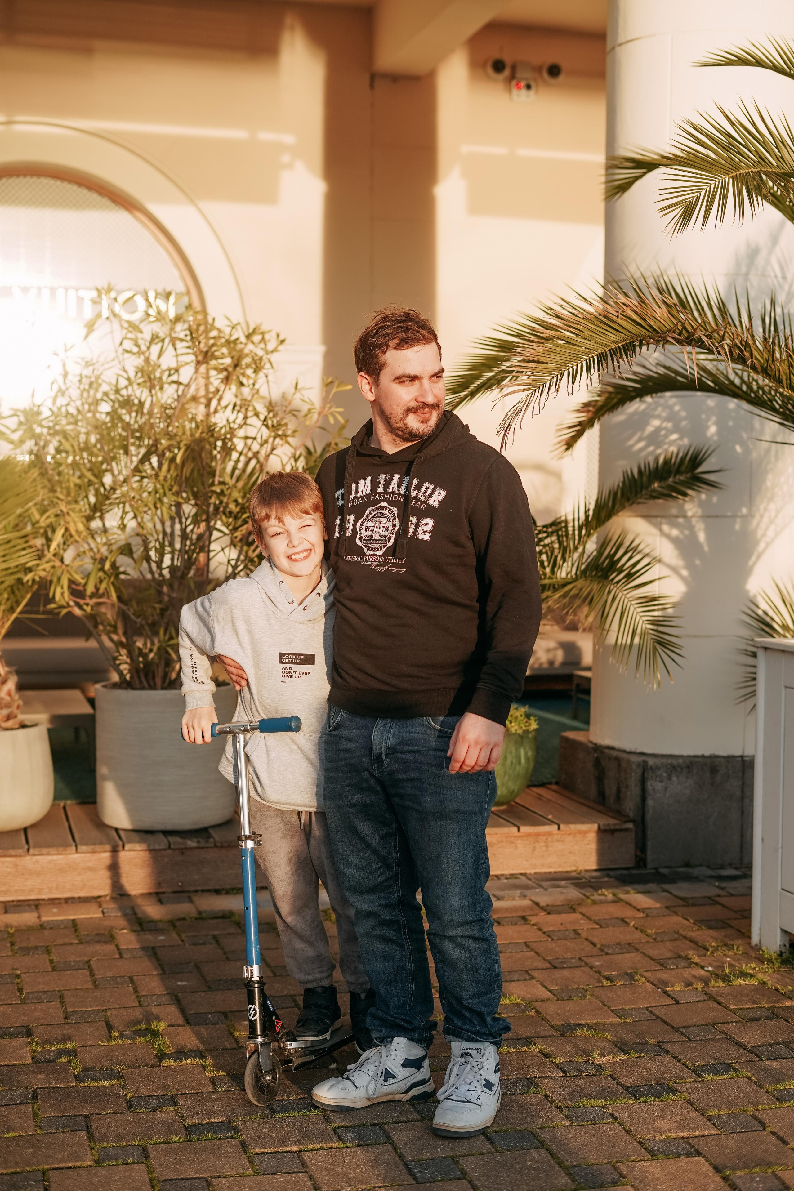 Артем, Надя, Миша, Коля и Федя в морском порту Сочи. Фотограф в Сочи и Абхазии | Фототуры | September Air