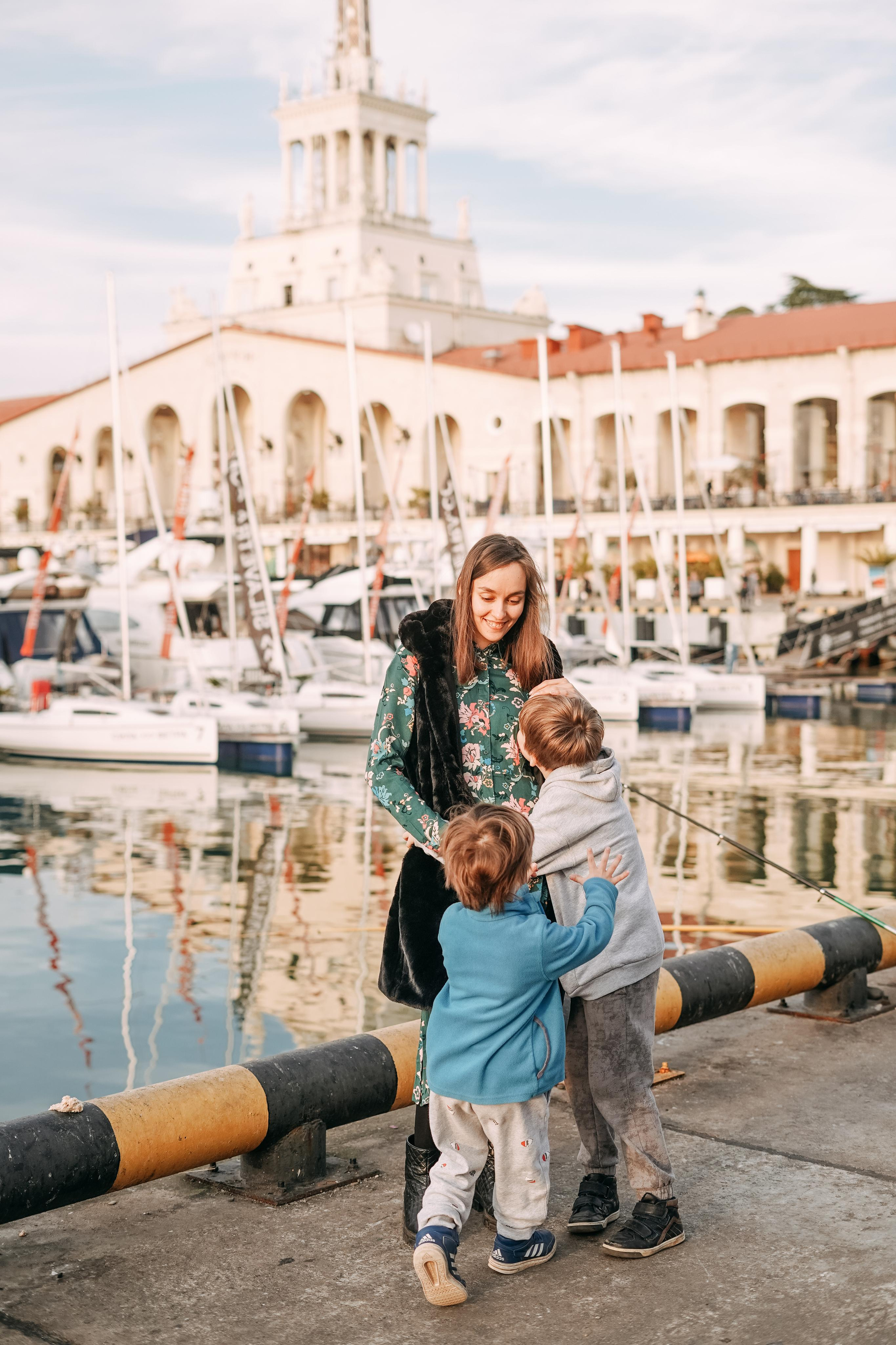 Артем, Надя, Миша, Коля и Федя в морском порту Сочи. Фотограф в Сочи и Абхазии | Фототуры | September Air