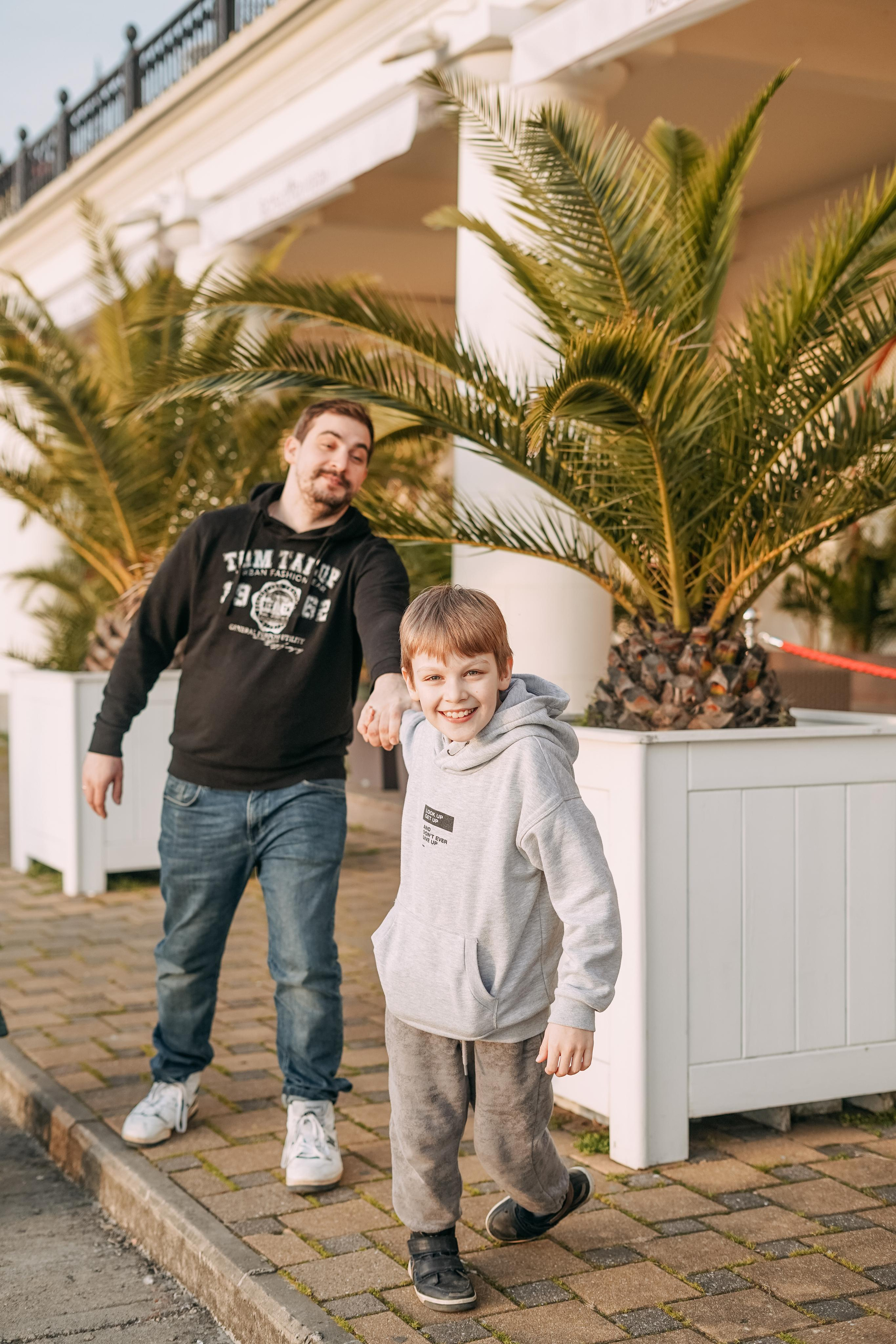 Артем, Надя, Миша, Коля и Федя в морском порту Сочи. Фотограф в Сочи и Абхазии | Фототуры | September Air