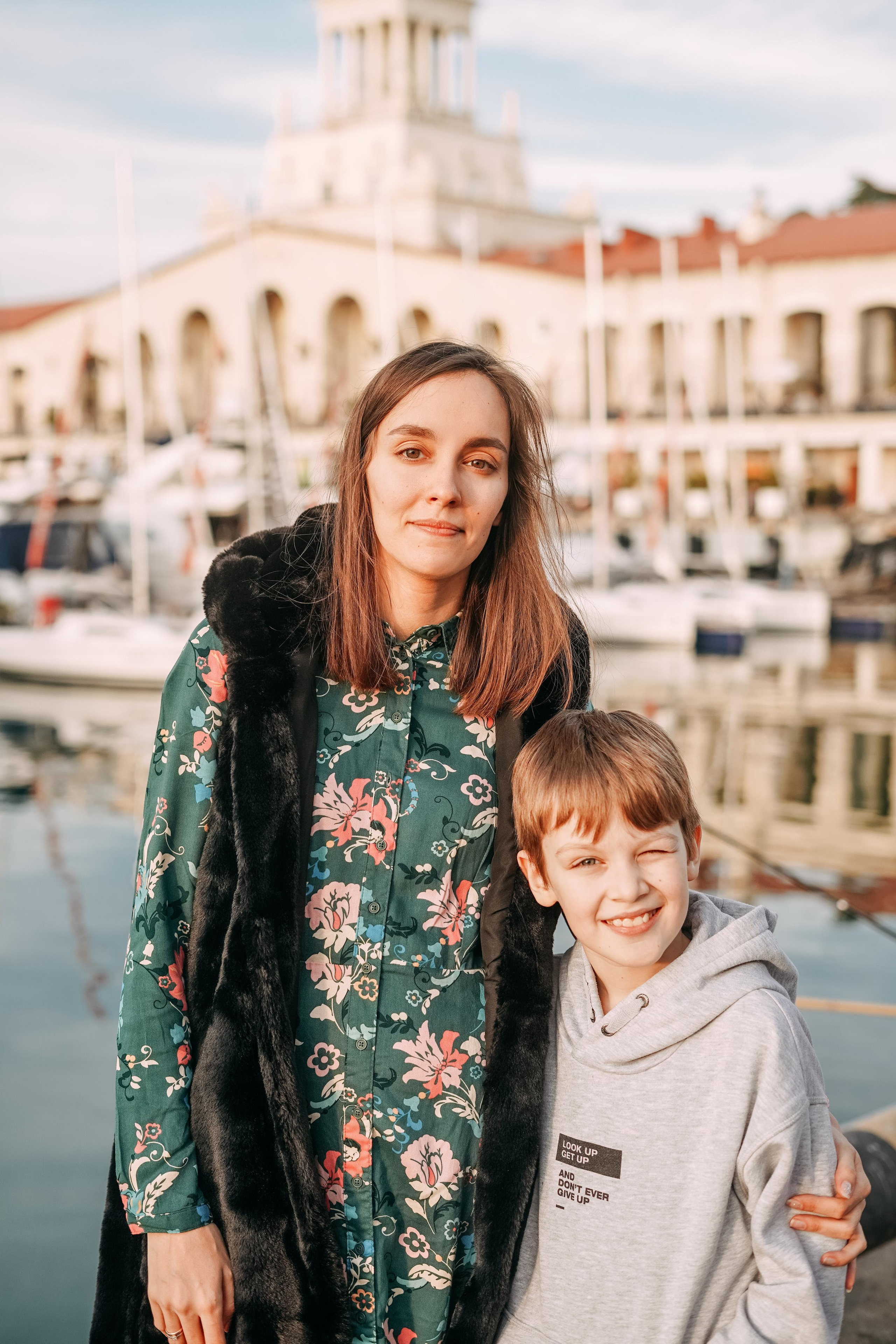 Артем, Надя, Миша, Коля и Федя в морском порту Сочи. Фотограф в Сочи и Абхазии | Фототуры | September Air