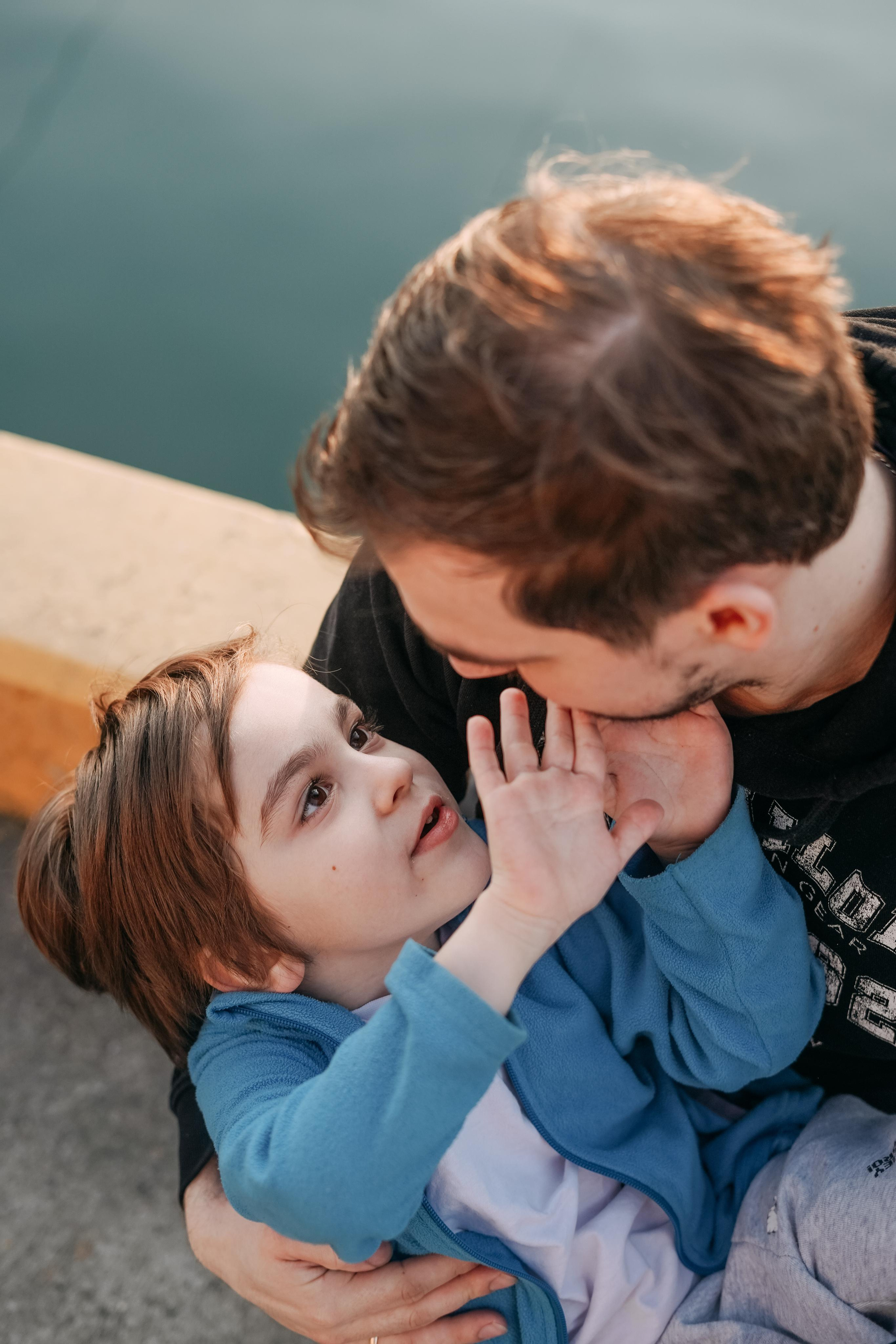 Артем, Надя, Миша, Коля и Федя в морском порту Сочи. Фотограф в Сочи и Абхазии | Фототуры | September Air