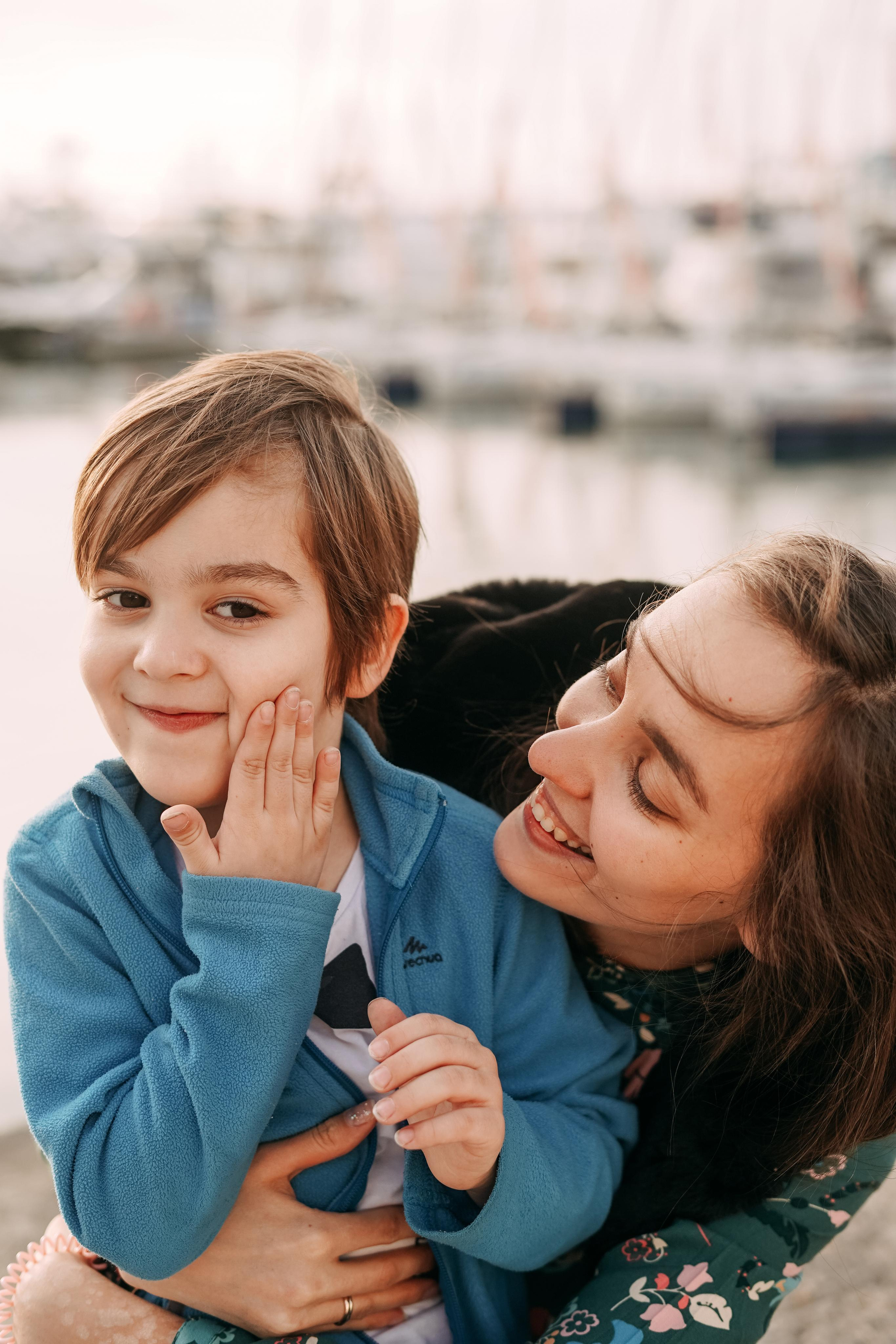 Артем, Надя, Миша, Коля и Федя в морском порту Сочи. Фотограф в Сочи и Абхазии | Фототуры | September Air