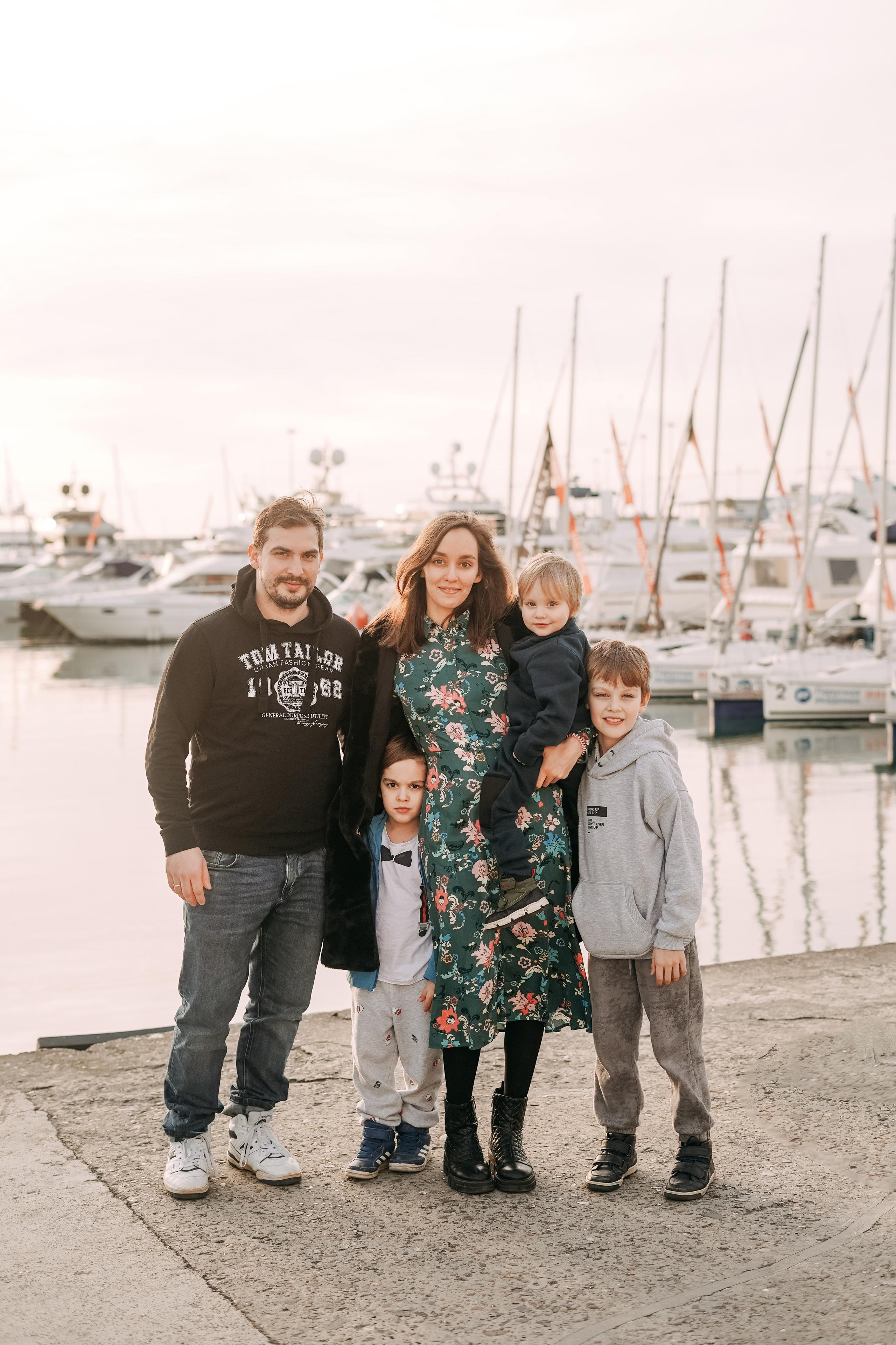 Артем, Надя, Миша, Коля и Федя в морском порту Сочи. Фотограф в Сочи и Абхазии | Фототуры | September Air