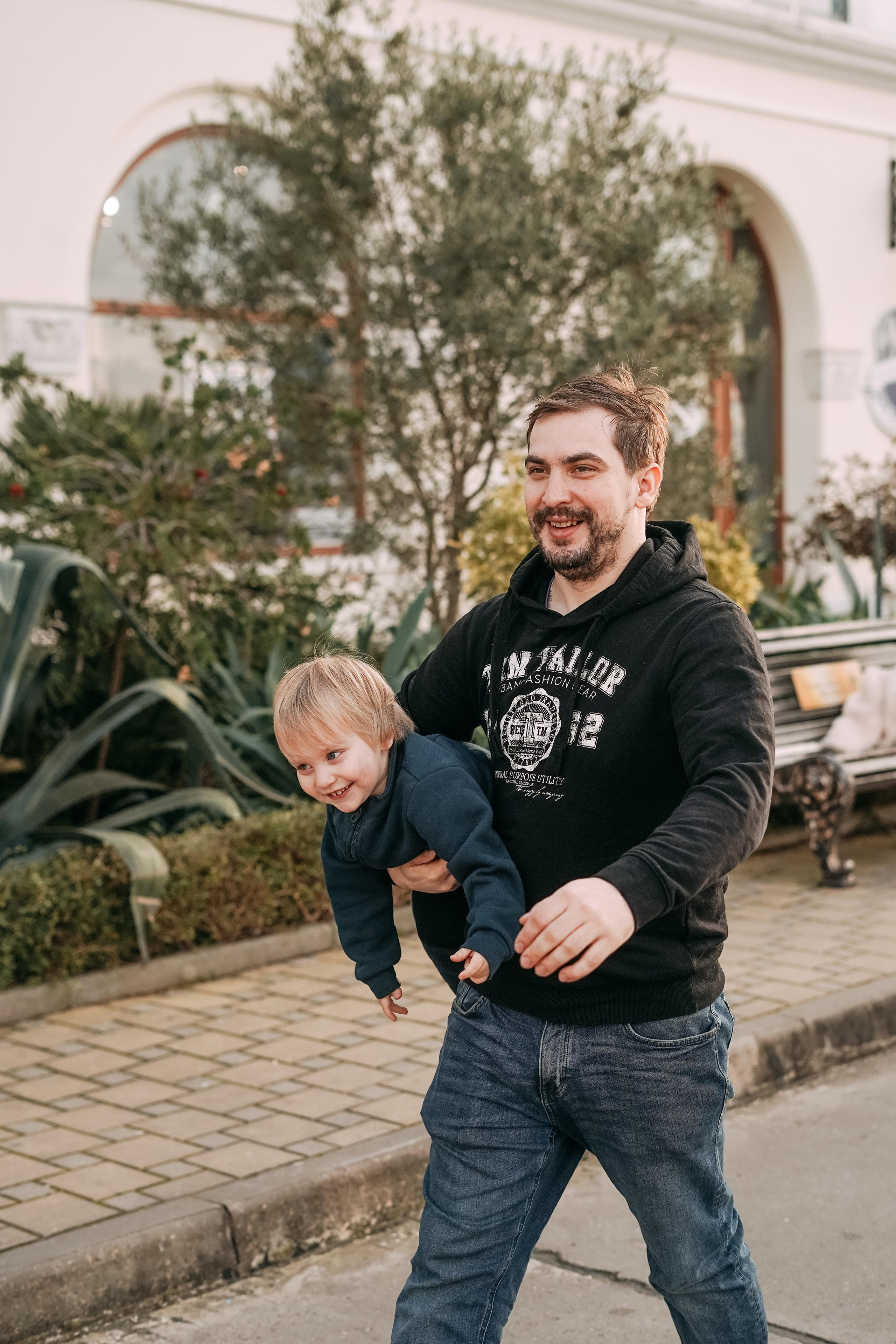 Артем, Надя, Миша, Коля и Федя в морском порту Сочи. Фотограф в Сочи и Абхазии | Фототуры | September Air