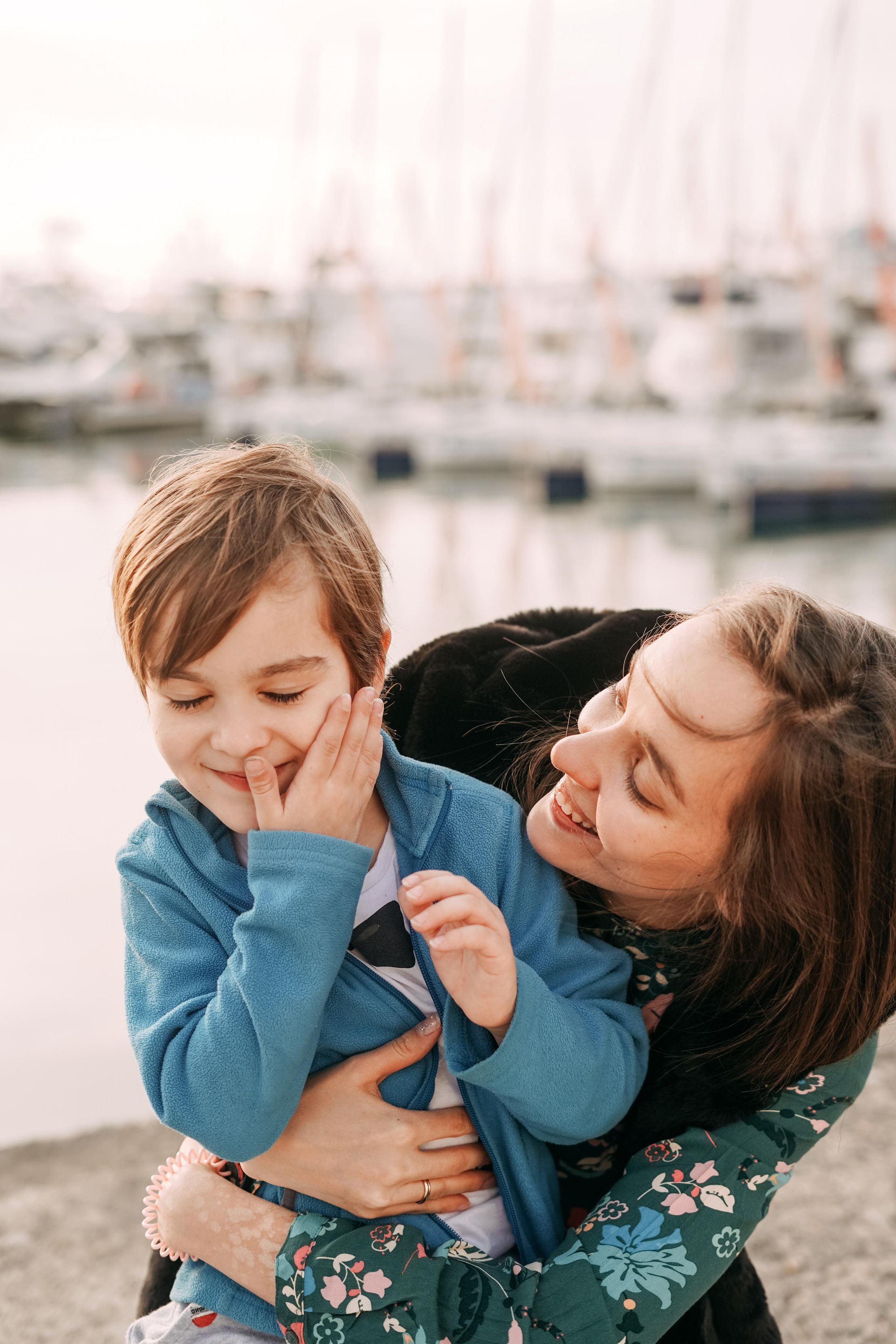 Артем, Надя, Миша, Коля и Федя в морском порту Сочи. Фотограф в Сочи и Абхазии | Фототуры | September Air