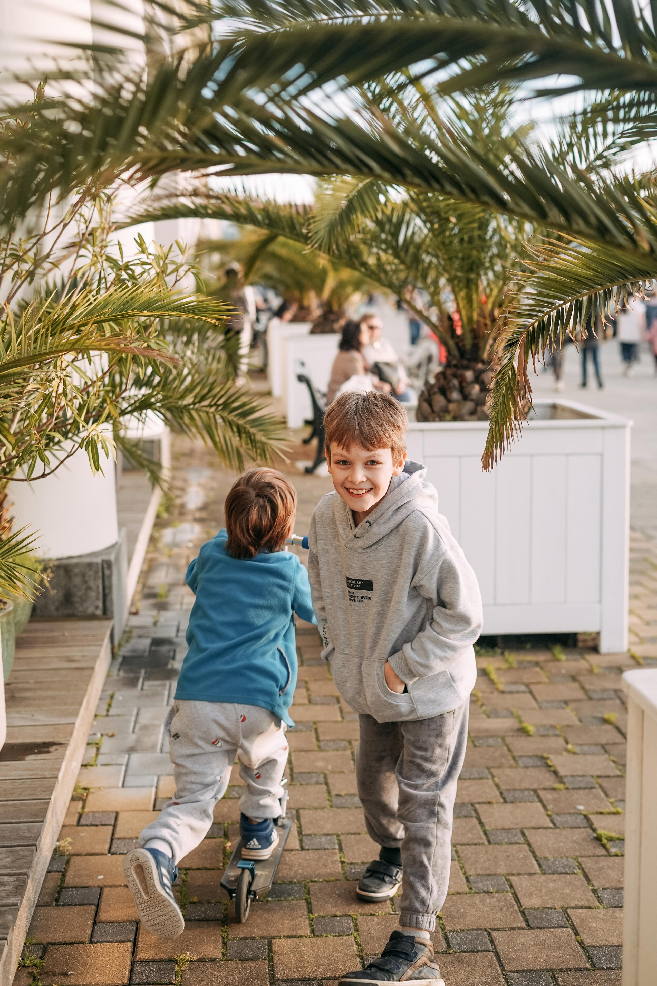 Артем, Надя, Миша, Коля и Федя в морском порту Сочи. Фотограф в Сочи и Абхазии | Фототуры | September Air