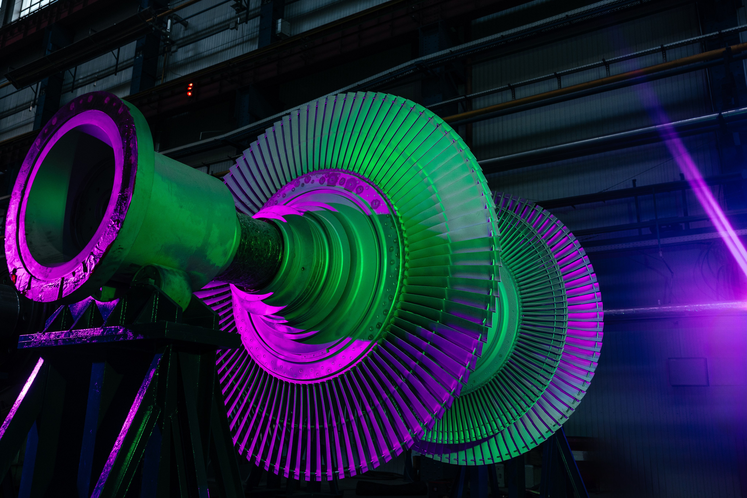 Яркая промышленная съёмка на стыке реальности и визуальных трендов