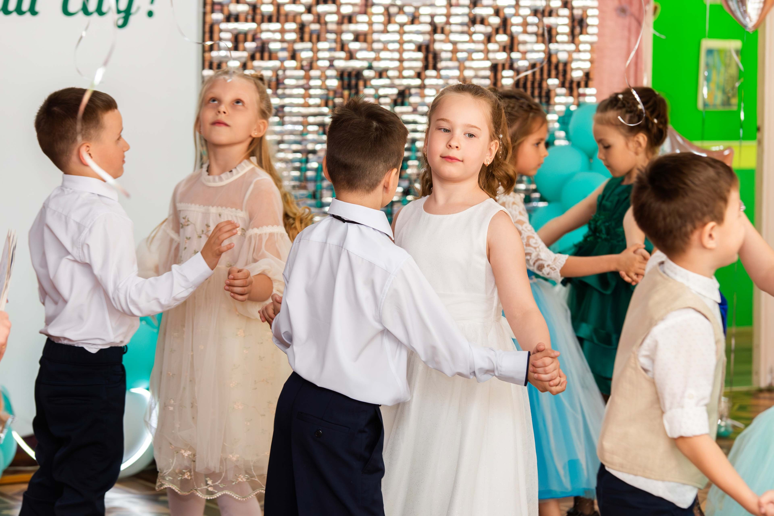 Николай Богатырев, фотограф, снимает выпускной в детском саду в Мценске, Орле и Орловской области, создавая яркие снимки для первоклассников.