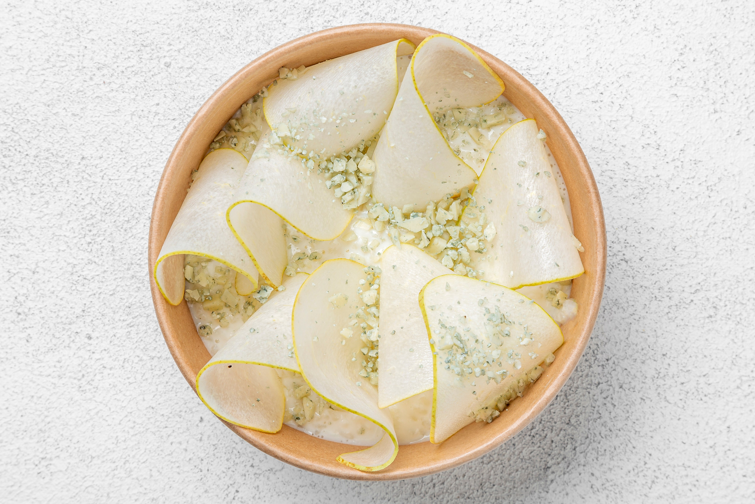 Рисовая каша со спелой грушей и сыром горгонзола