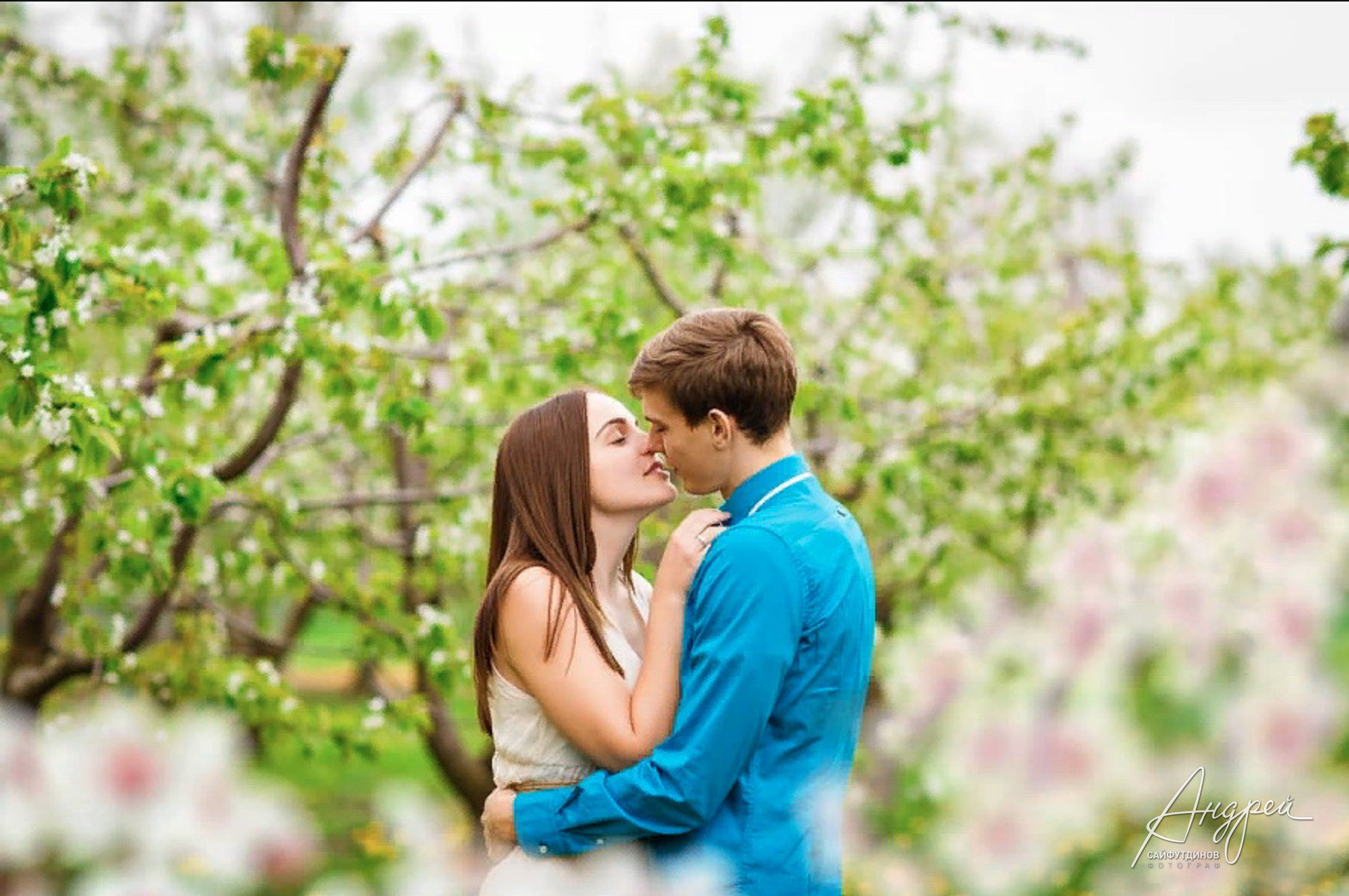 Фотосессия в цветущих садах. Свадебный и семейный фотограф в Ростове-на-Дону. Андрей Сайфутдинов