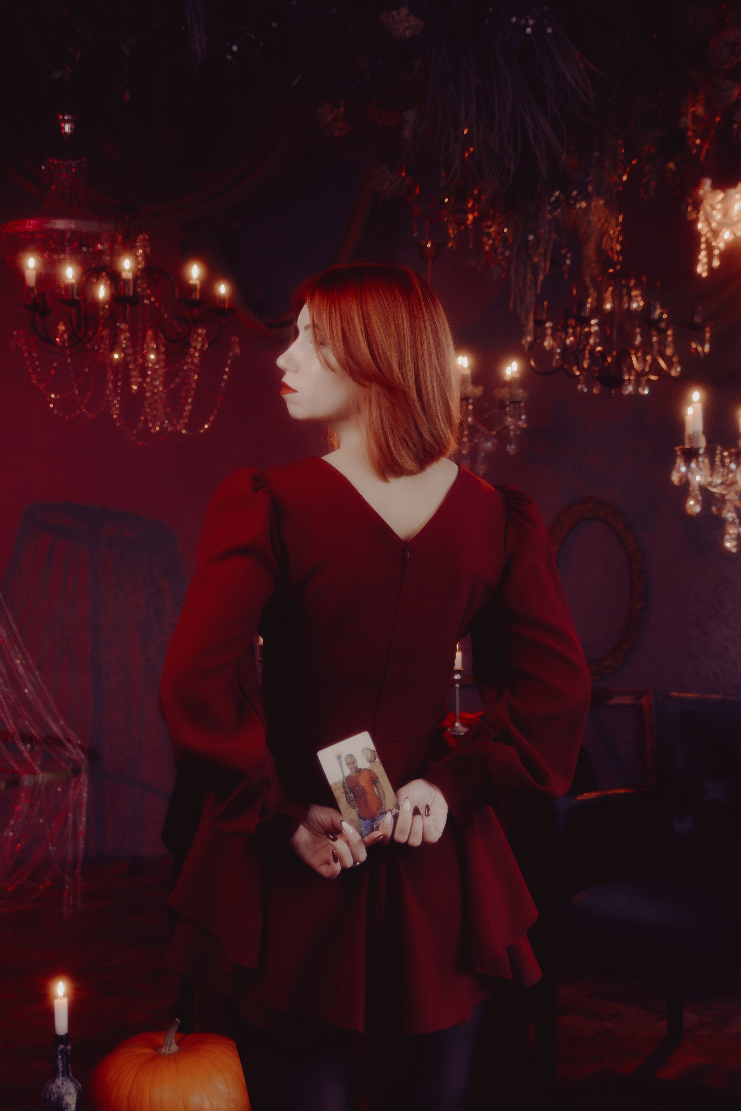 Портрет с лёгким драматическим освещением. Тени на лице таролога добавляют глубины и загадочности.