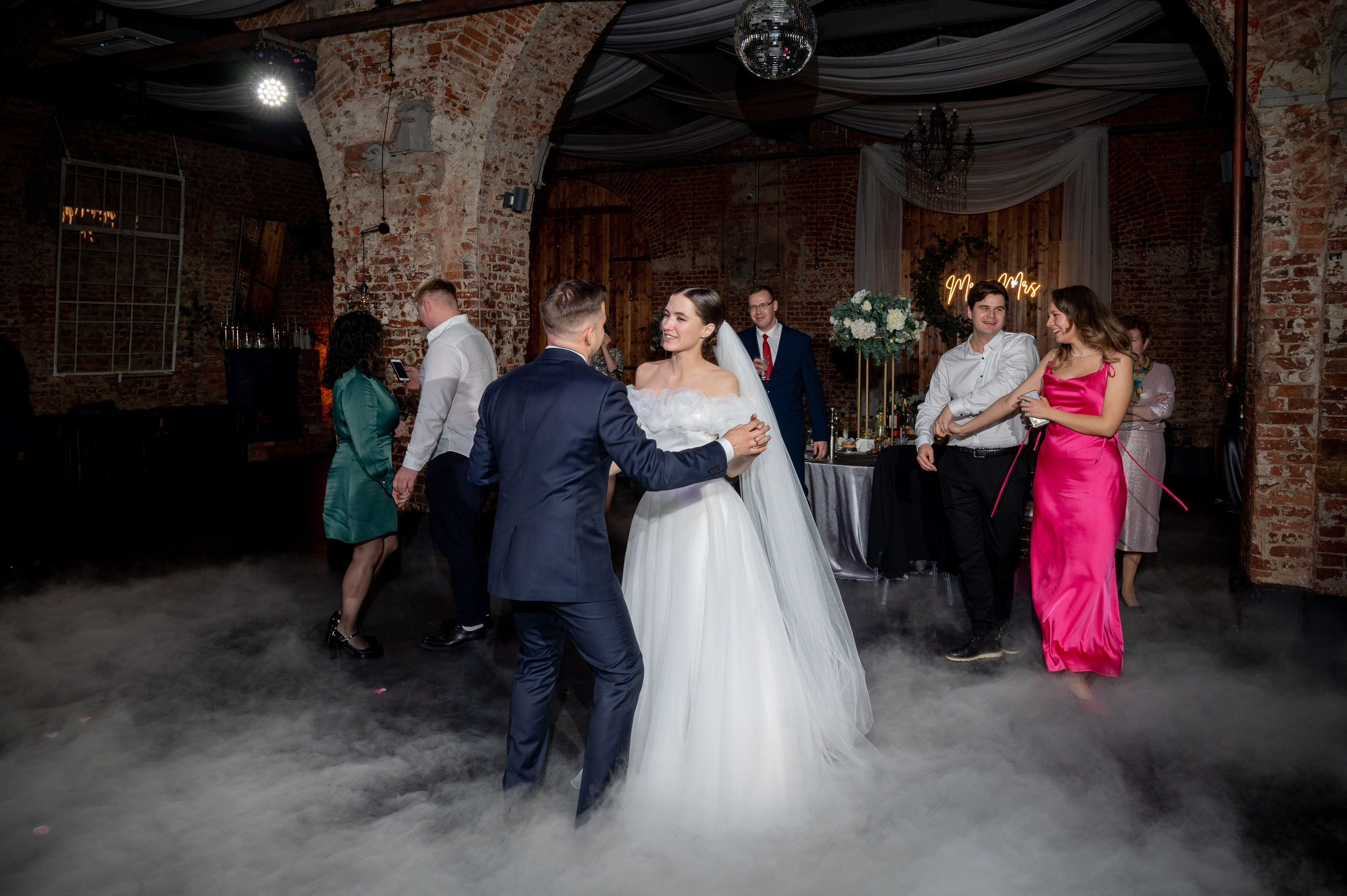 Осенняя великолепная свадебная прогулка жениха и невесты в октябре в Санкт-Петербурге в Михайловском парке и у Атлантов на Миллионной улице. Портретный, семейный и свадебный фотограф в Санкт-Петербурге и в Пушкине Ширяев Денис