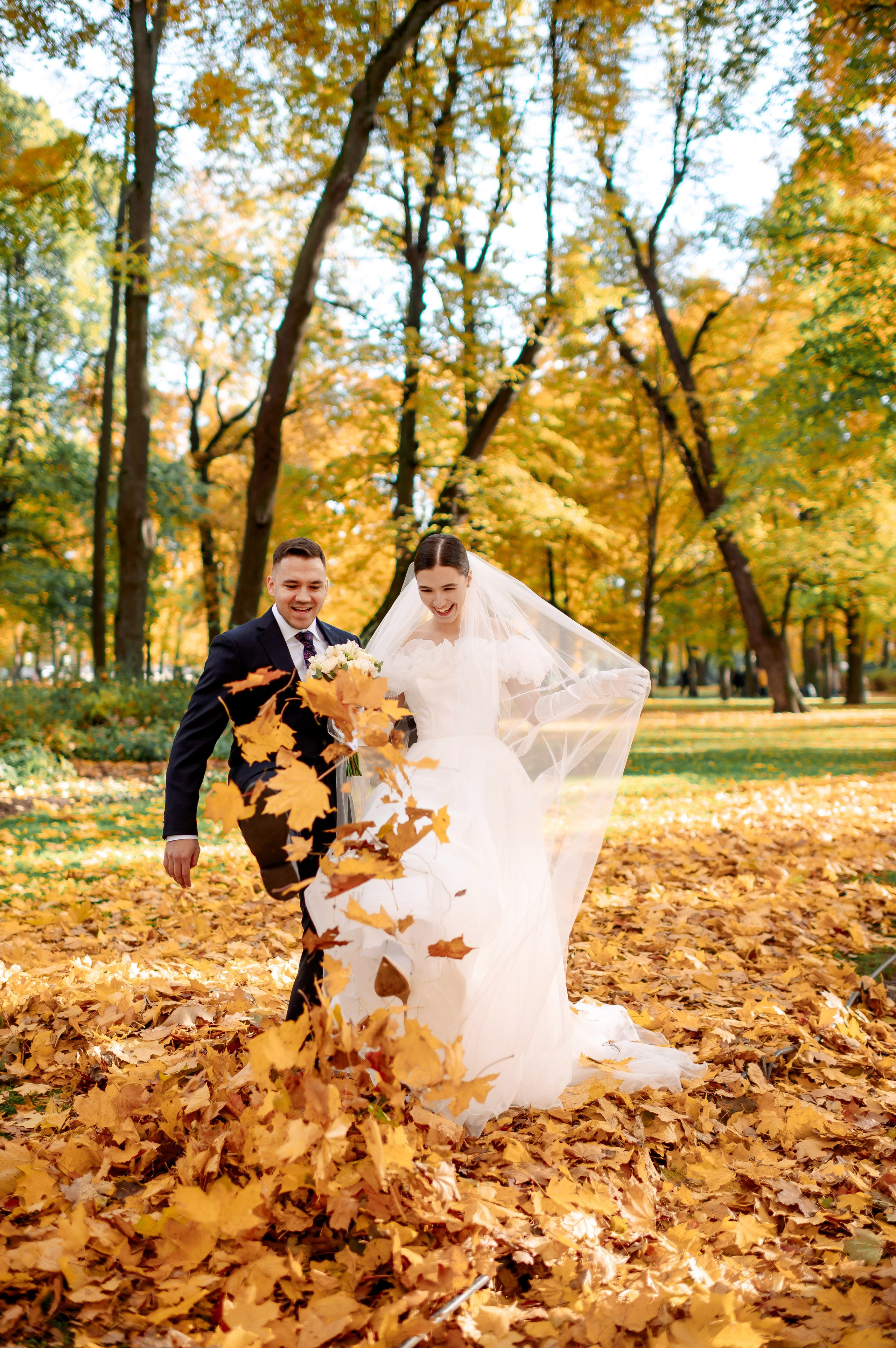 Осенняя великолепная свадебная прогулка жениха и невесты в октябре в Санкт-Петербурге в Михайловском парке и у Атлантов на Миллионной улице. Портретный, семейный и свадебный фотограф в Санкт-Петербурге и в Пушкине Ширяев Денис