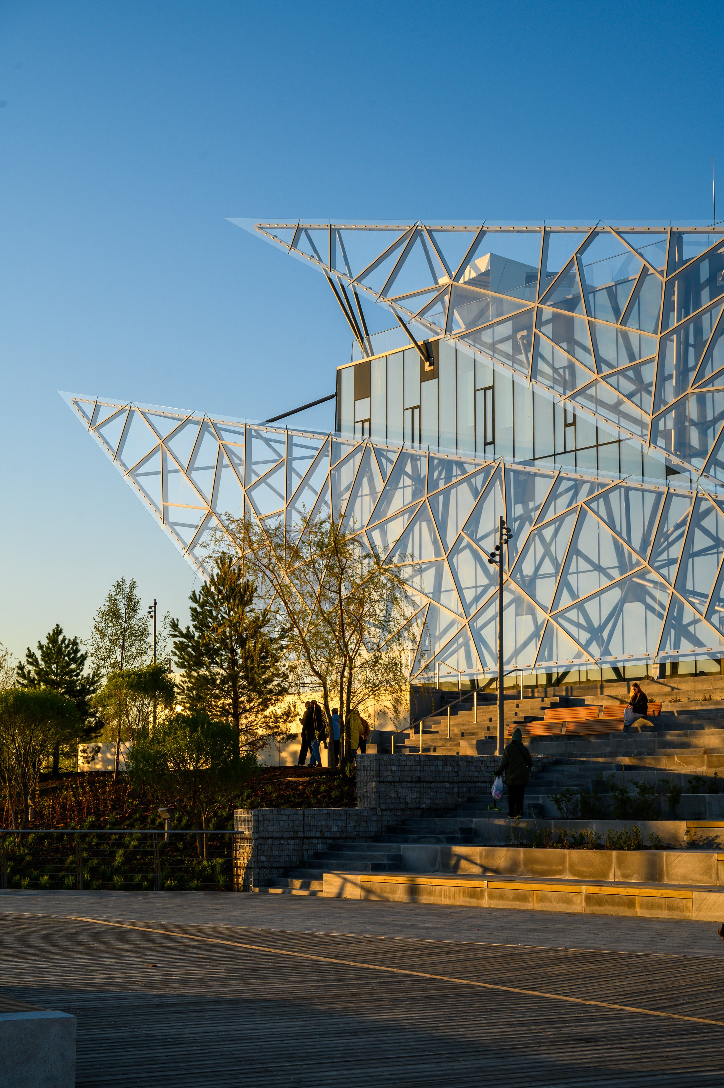 Театр Камала и пешеходная зона у воды