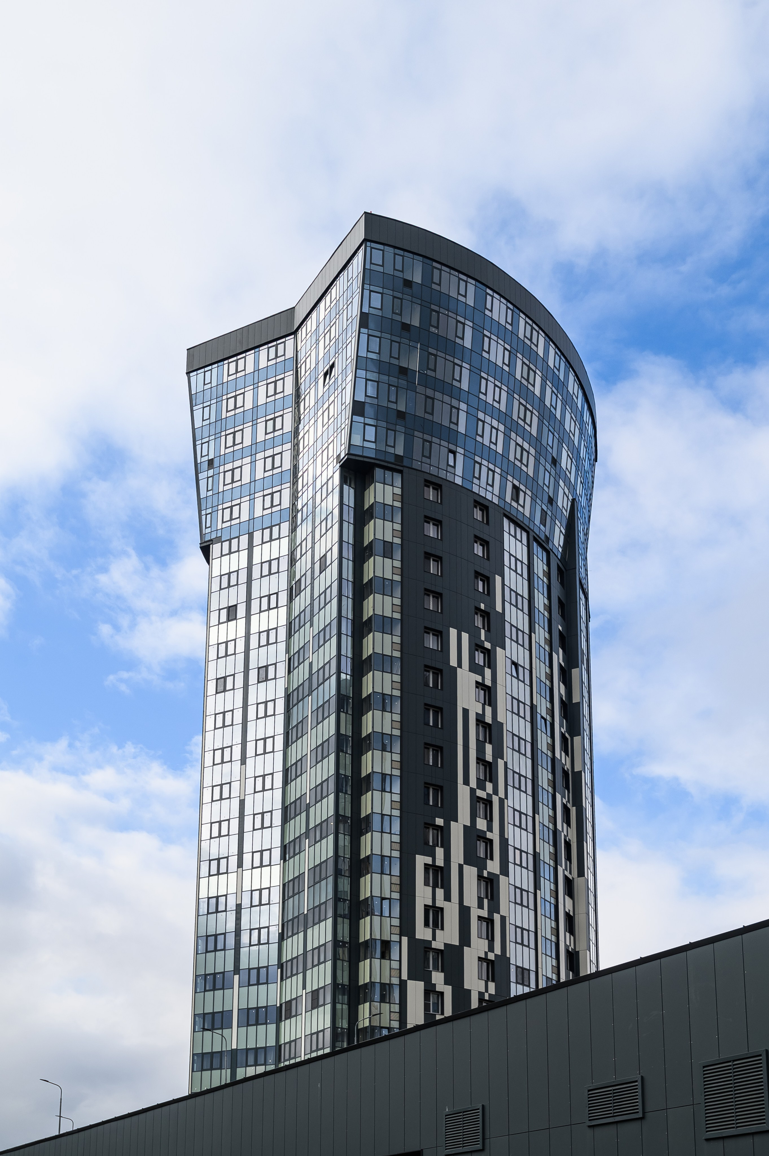 Архитектурная съёмка фасада жилого комплекса Авалон-Сити в Казани с вертикальными линиями и стеклянными вставками