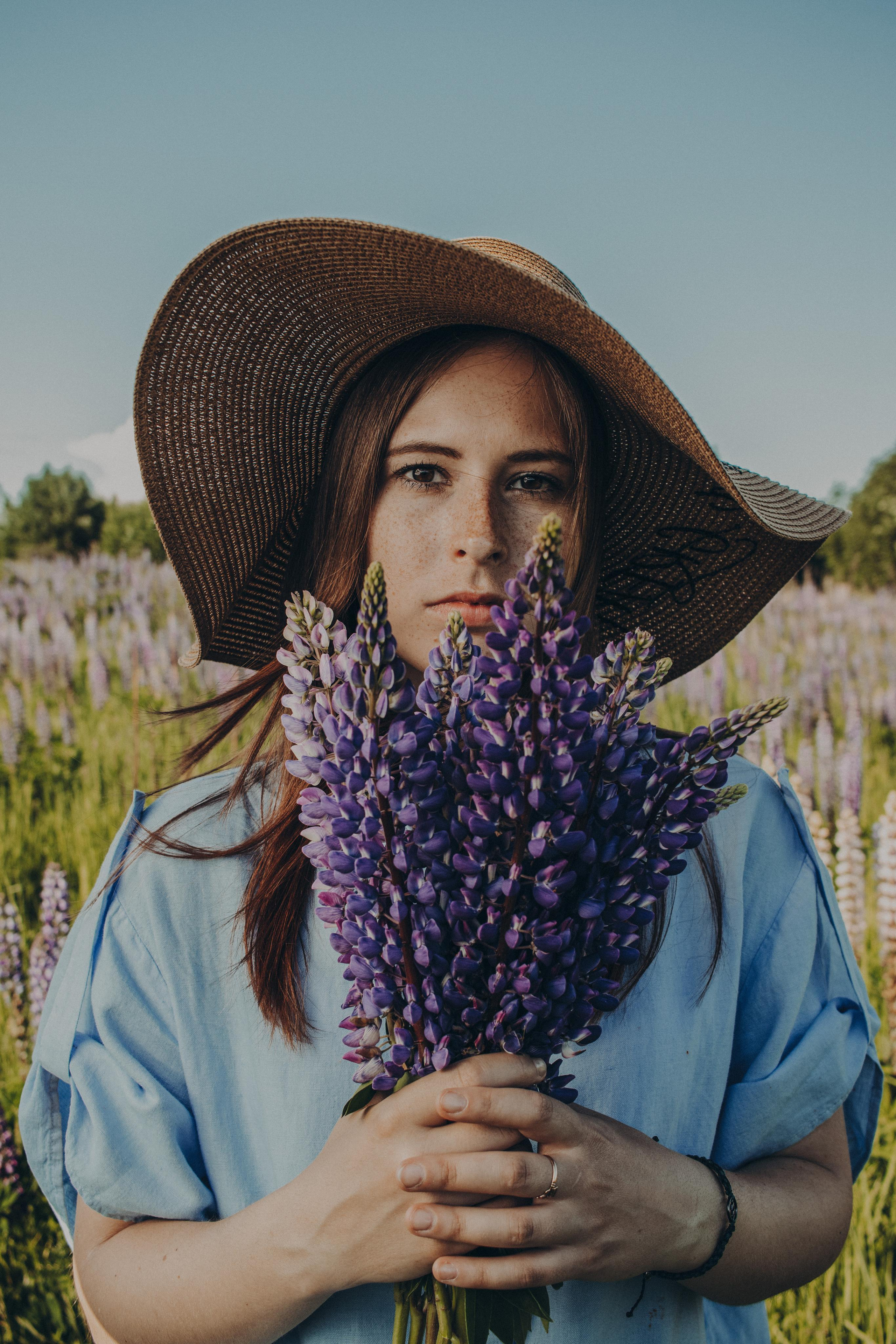 Саша и люпины. Портретный фотограф Москва