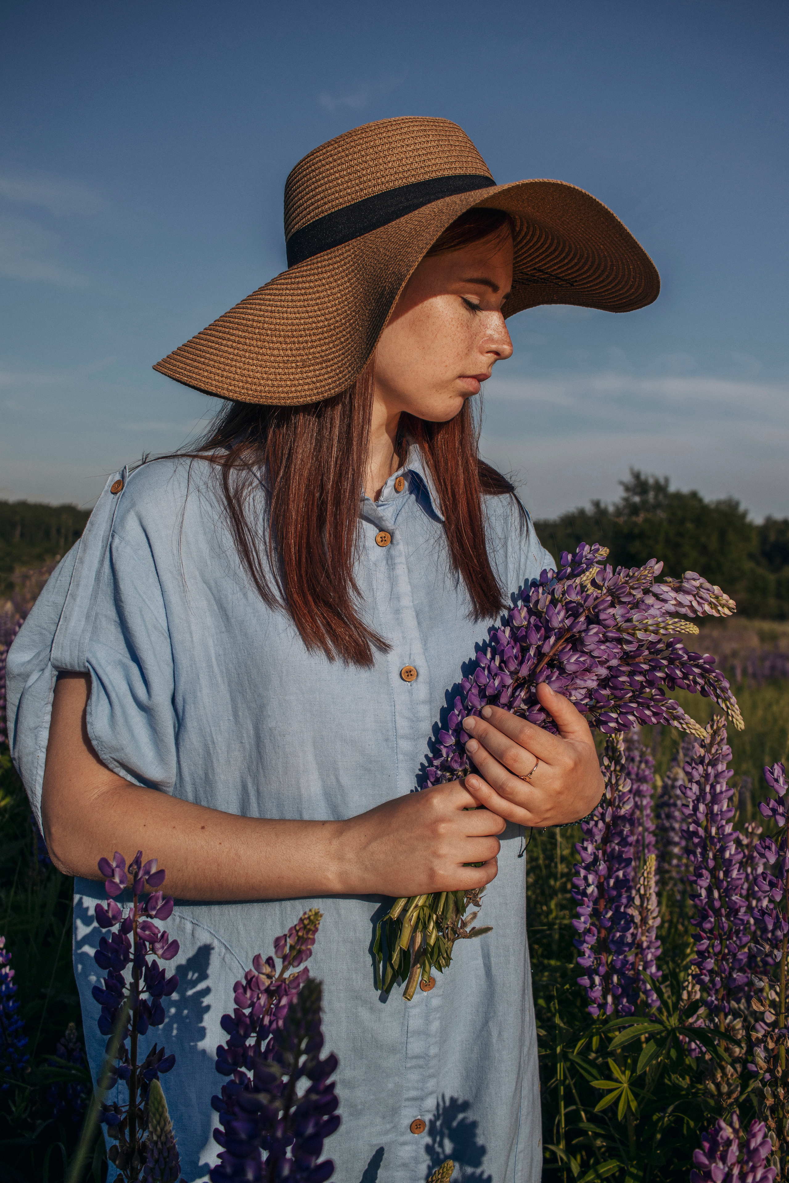 Саша и люпины. Портретный фотограф Москва