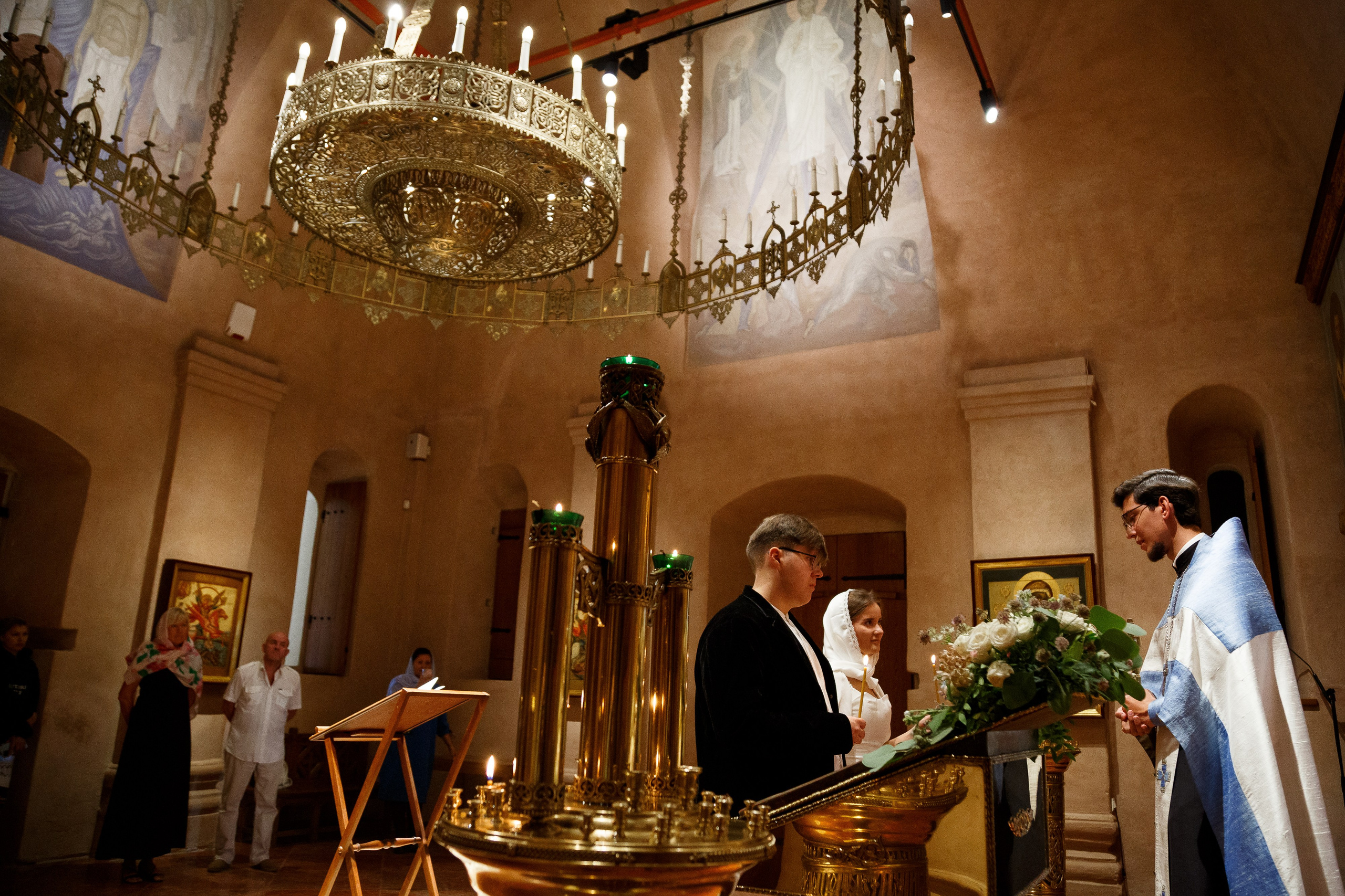 Фотосъемка Венчания в храме Антипы Пергамского на Колымажном дворе. Фотограф в Москве Арсений Юревич.