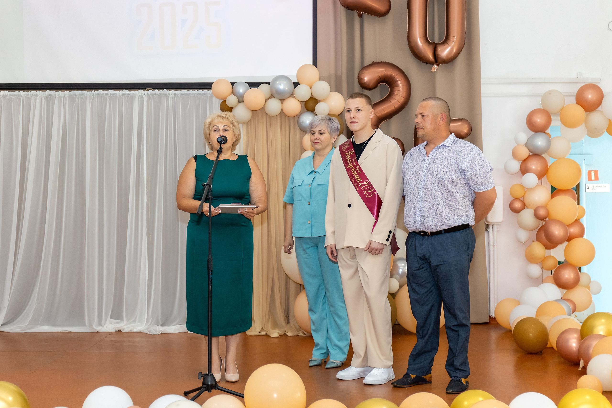 Выпускной. Школа 22, 11 класс. Стильный выпускной альбом Владивосток фотограф Вероника Мигачева